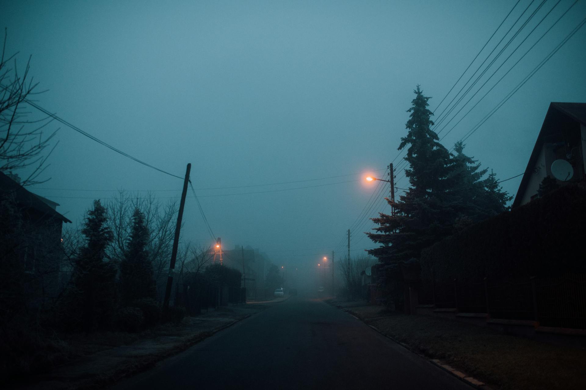 Una calle suburbana de noche | Fuente: Pexels