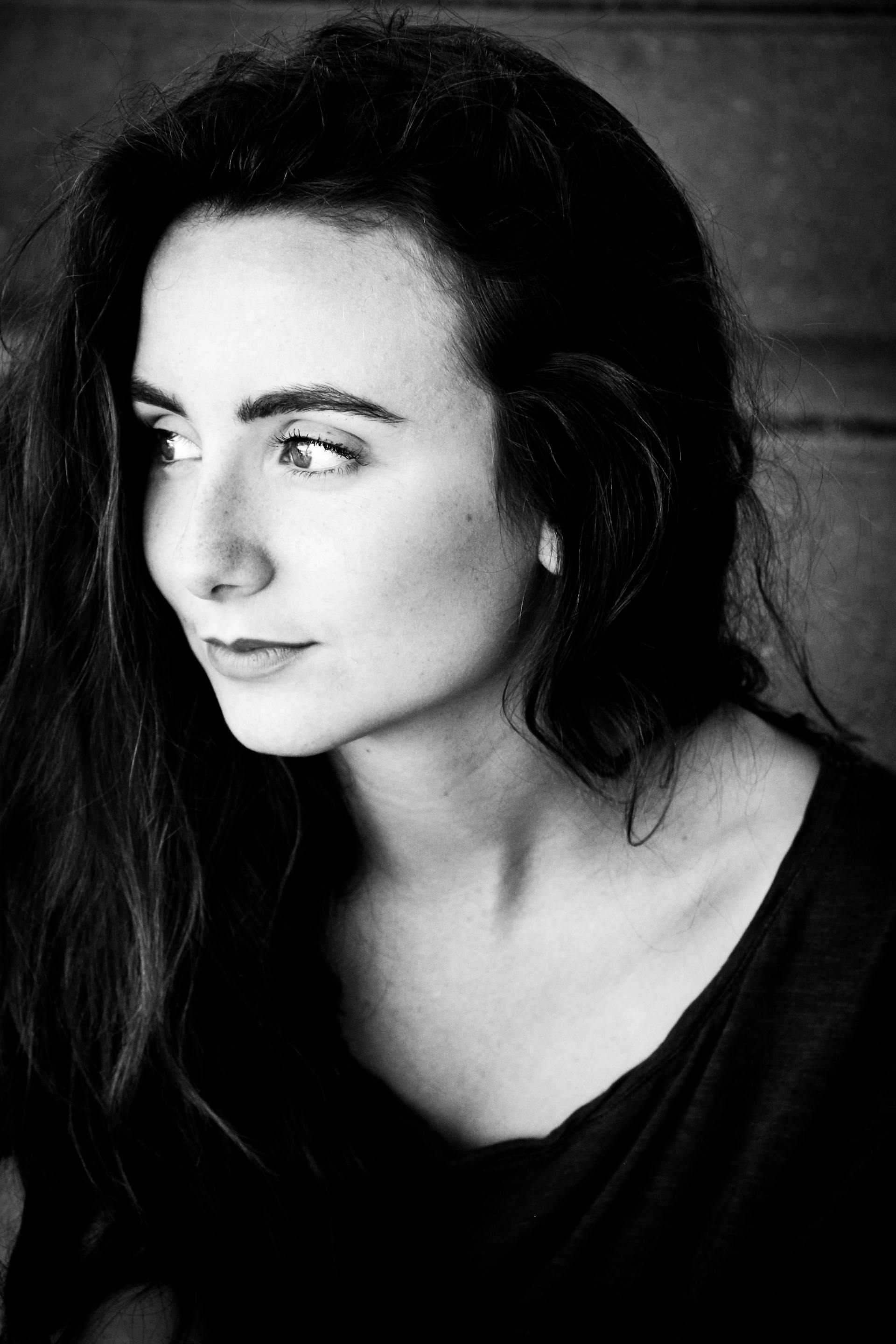 Una mujer pensativa sonriendo | Fuente: Pexels