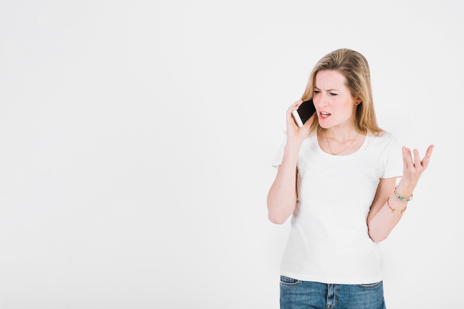 Una mujer furiosa hablando por teléfono | Fuente: Freepik