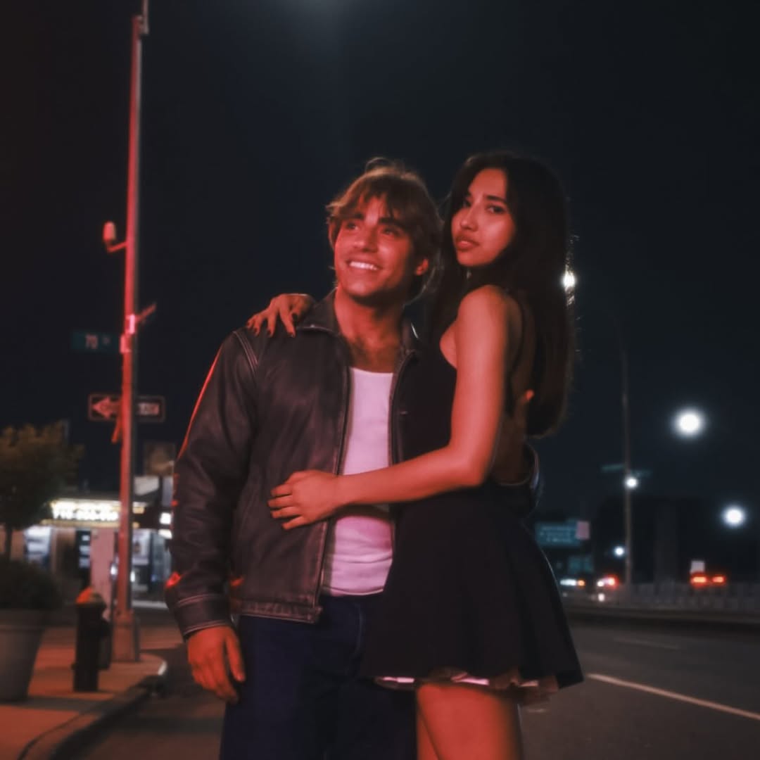 Chase Filandro posando con una chica | Fuente: Instagram/chase_fil