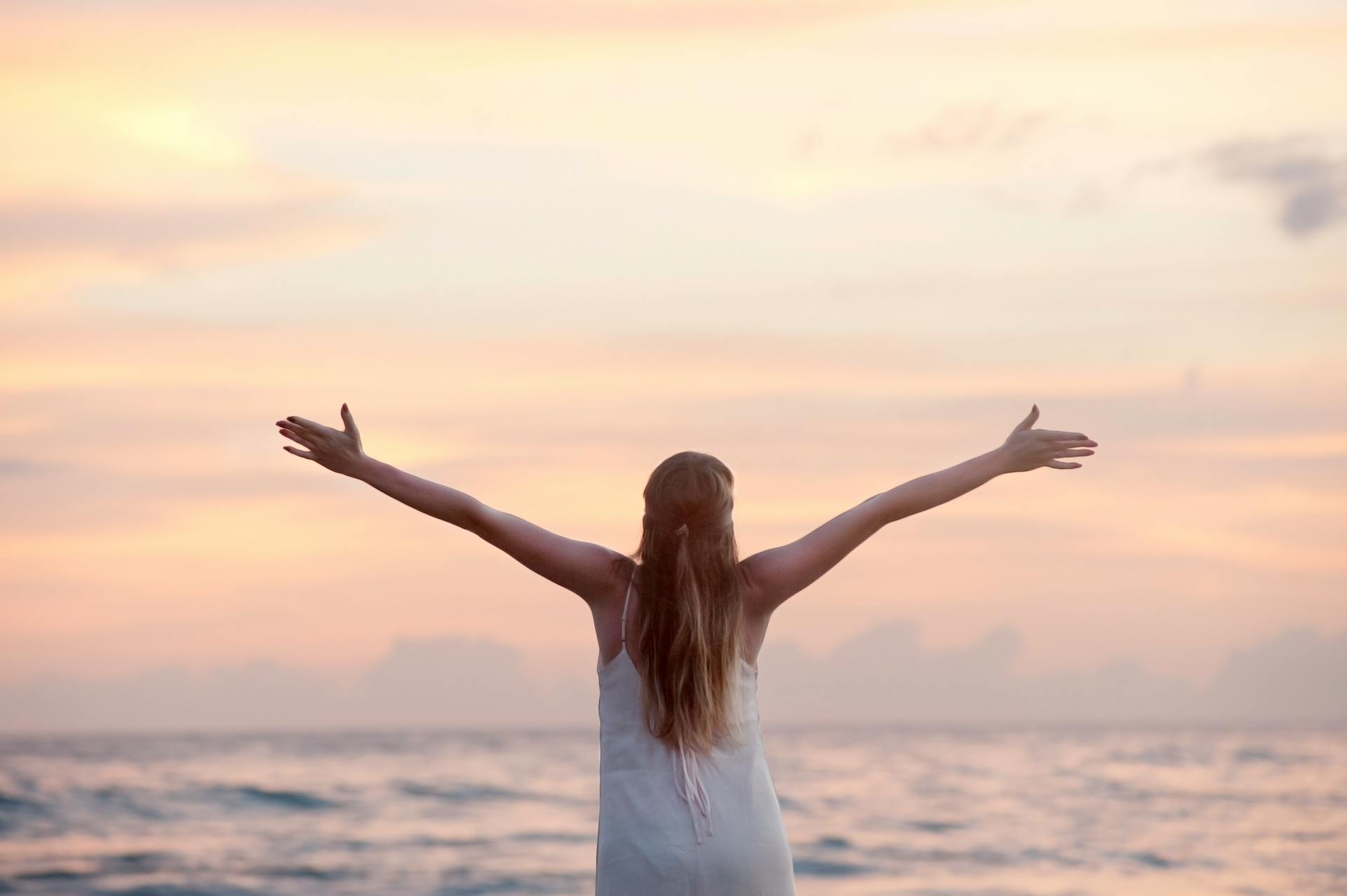 Una mujer mostrando gratitud | Fuente: Pexels