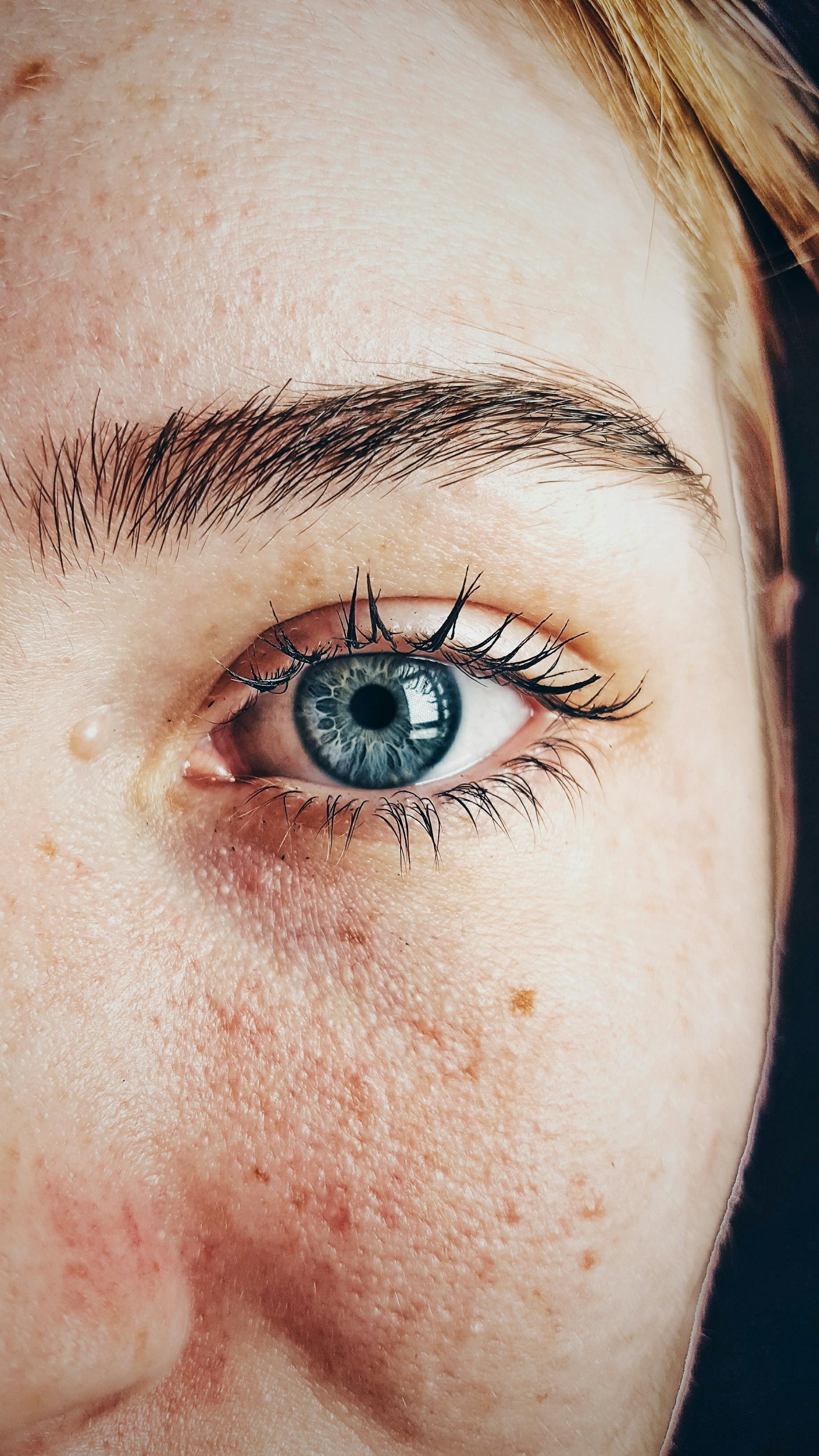 Una mujer con una mirada intensa | Fuente: Pexels