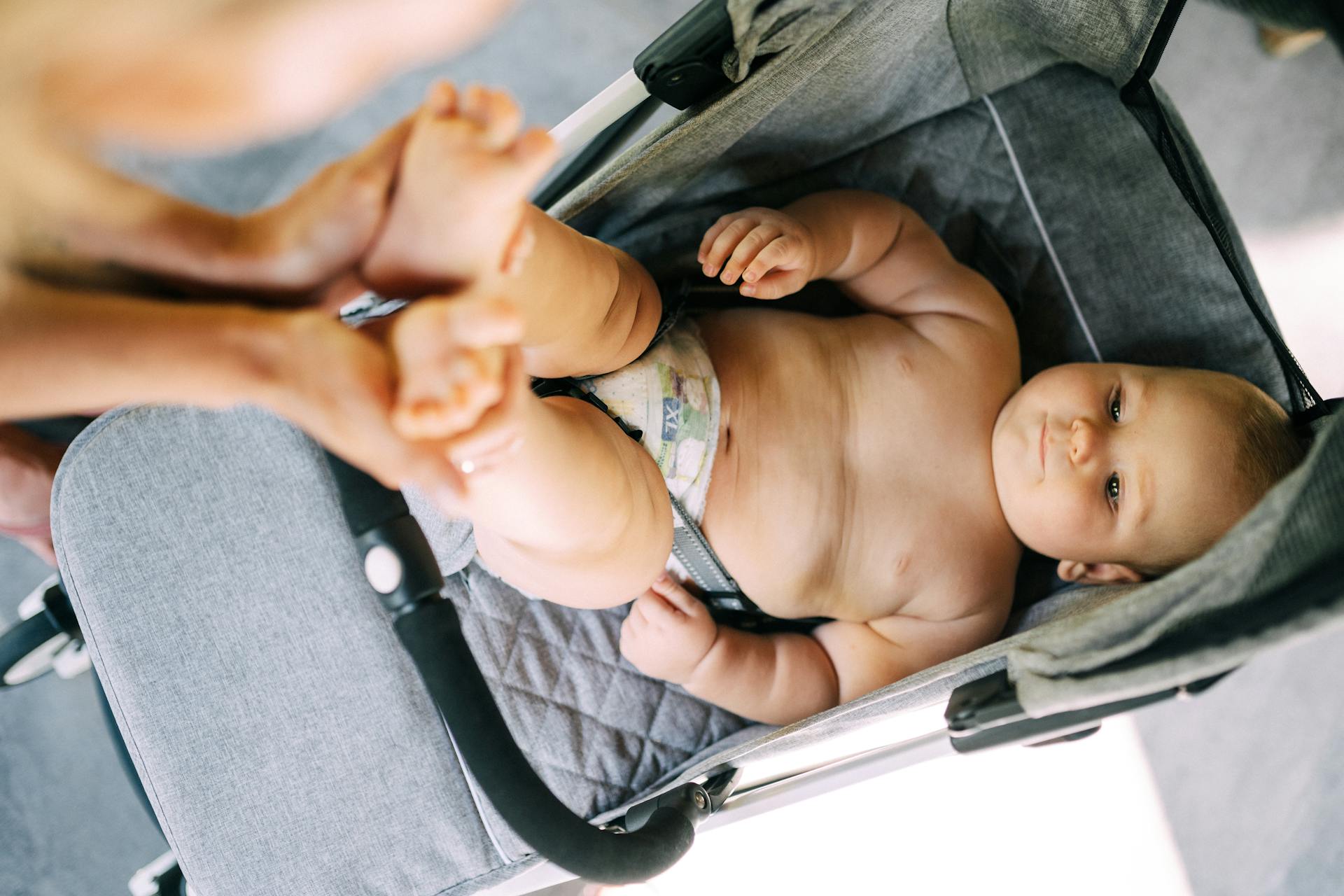 Un bebé en un cochecito | Fuente: Pexels