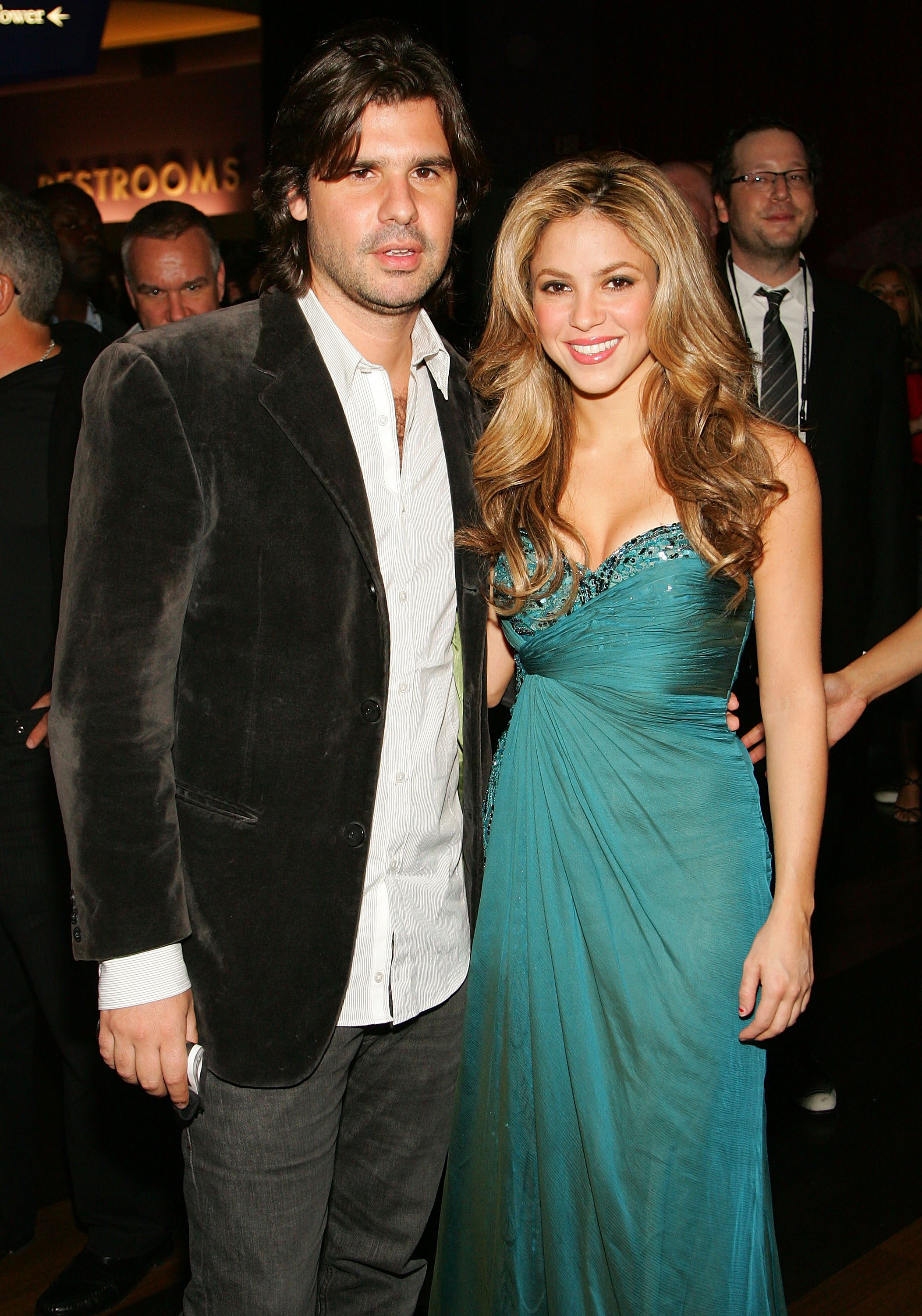 Shakira y Antonio de la Rúa en una actuación especial de Shakira en el club nocturno Rain, dentro del Palms Casino Resort, el 6 de noviembre de 2007 en Las Vegas, Nevada. | Fuente: Getty Images