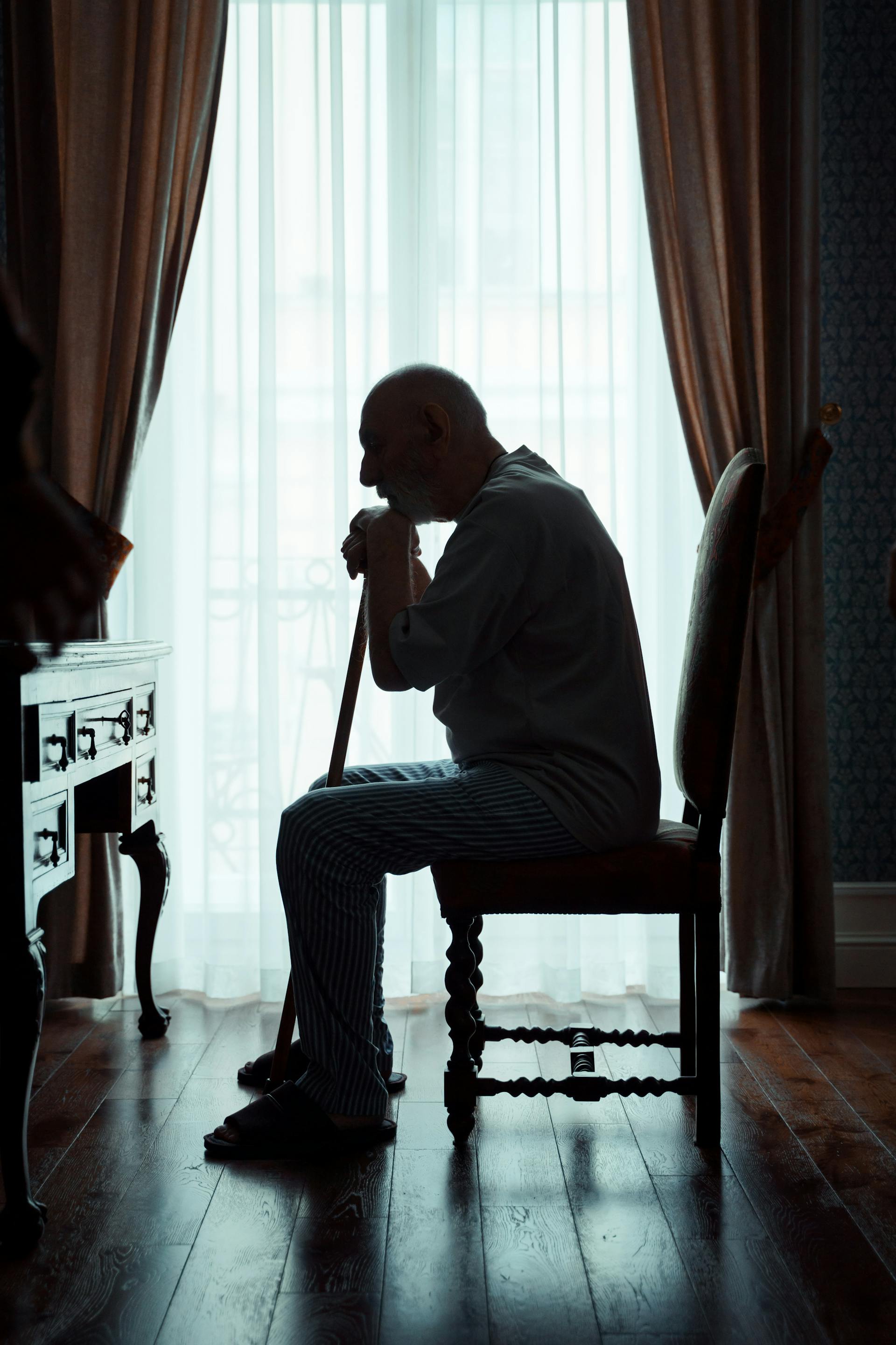Un hombre sentado en su habitación | Fuente: Pexels