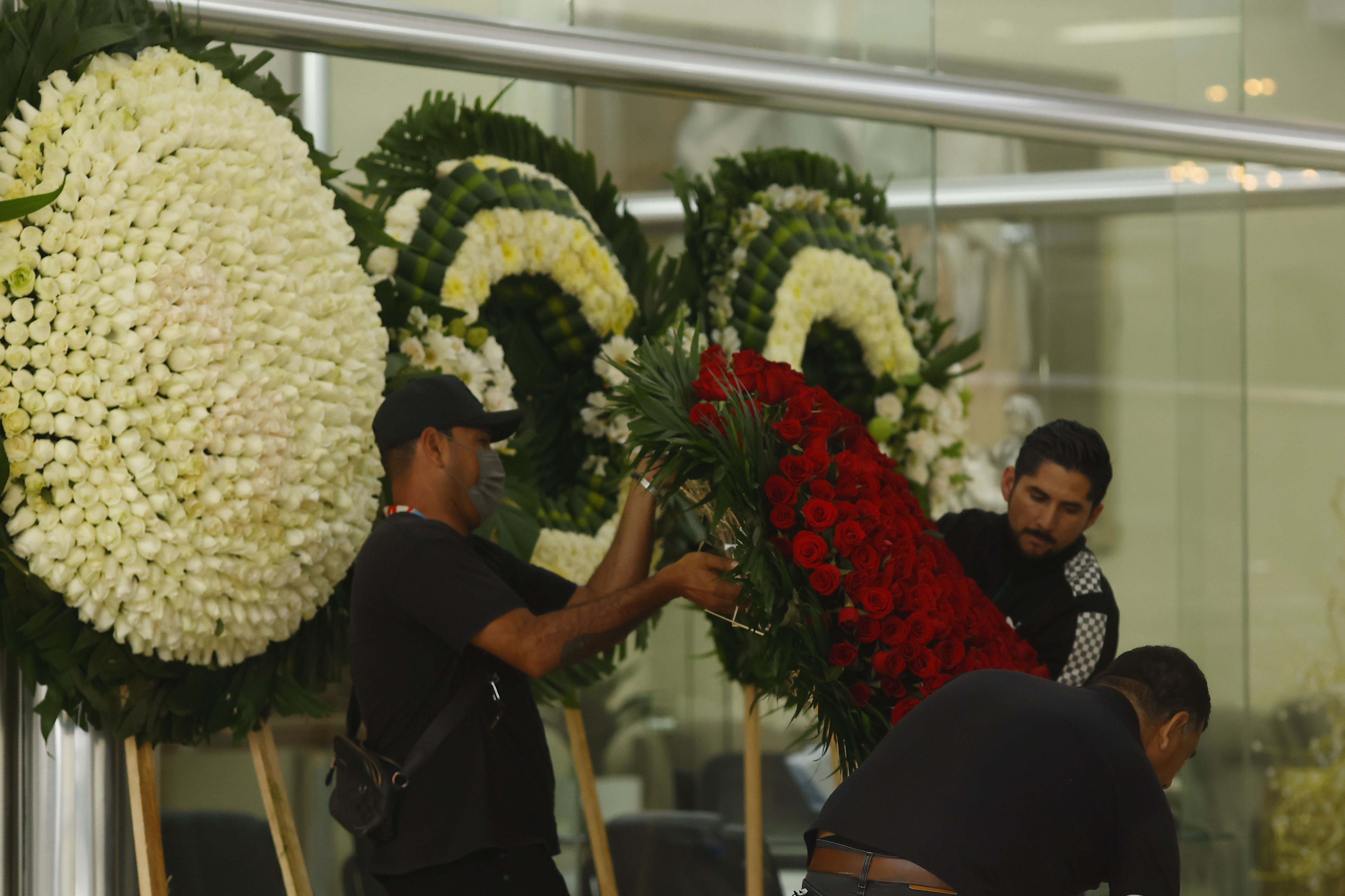 Los empleados descargan un arreglo floral afuera de la funeraria de La Paz mientras miembros del Ejército Mexicano toman medidas de seguridad cerca de la funeraria, donde se cree que se encuentra el cuerpo de Nemesio Oseguera Cervantes, líder del Cártel Jalisco Nueva Generación (CJNG) conocido como 'El Mencho', en Guadalajara, Jalisco, México, el 1 de marzo de 2026. | Fuente: Getty Images.