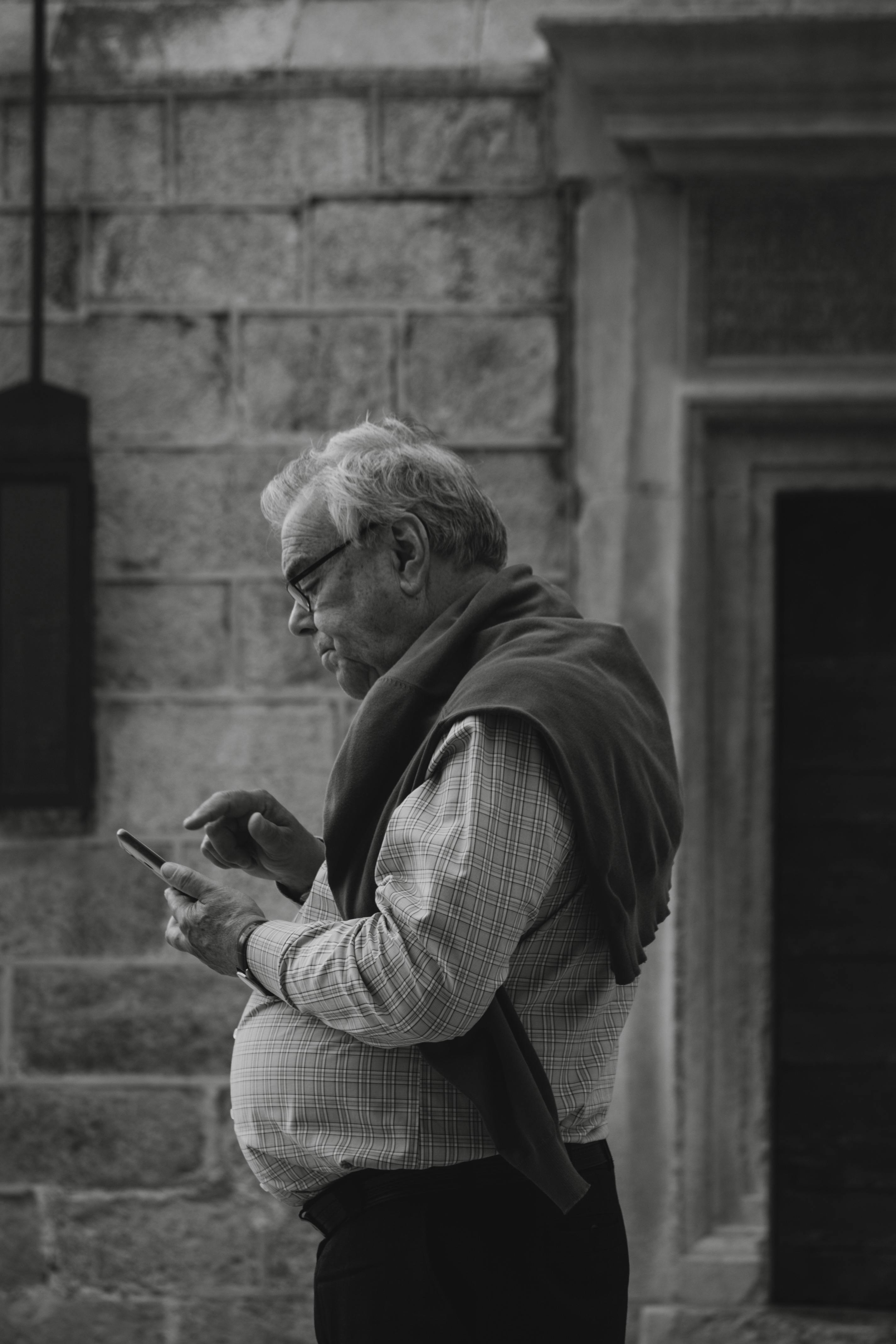 Un hombre usando su teléfono | Fuente: Pexels
