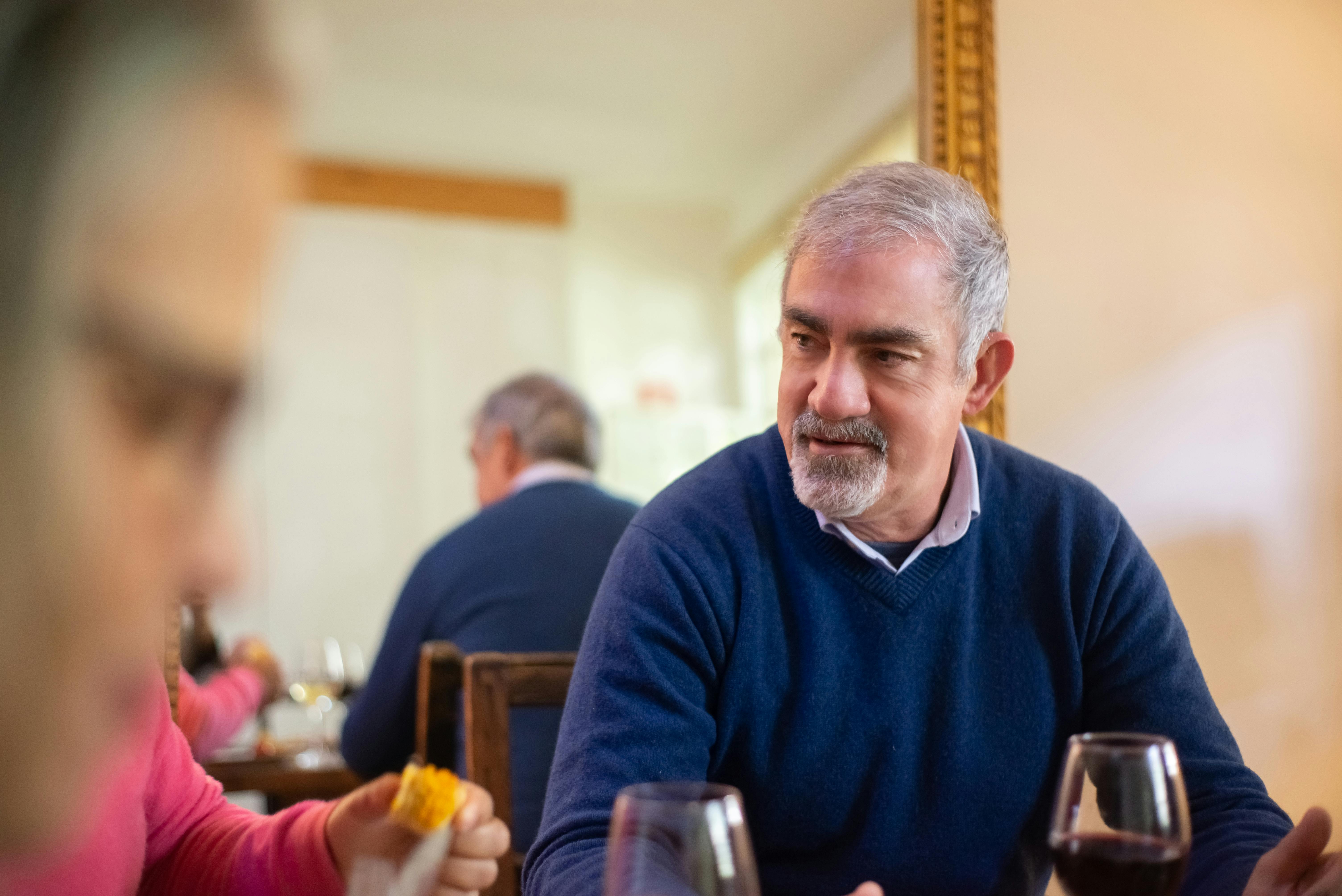 Hombre serio en una mesa | Fuente: Pexels