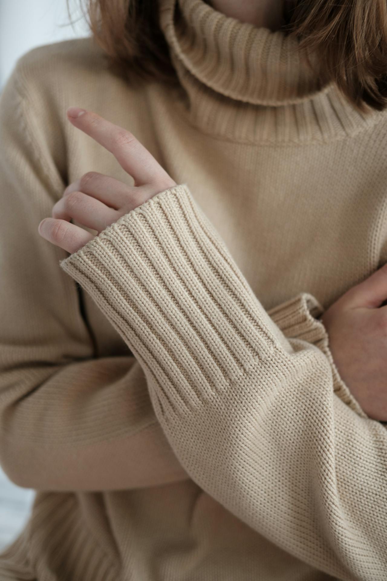 Una mujer con los brazos cruzados | Fuente: Pexels
