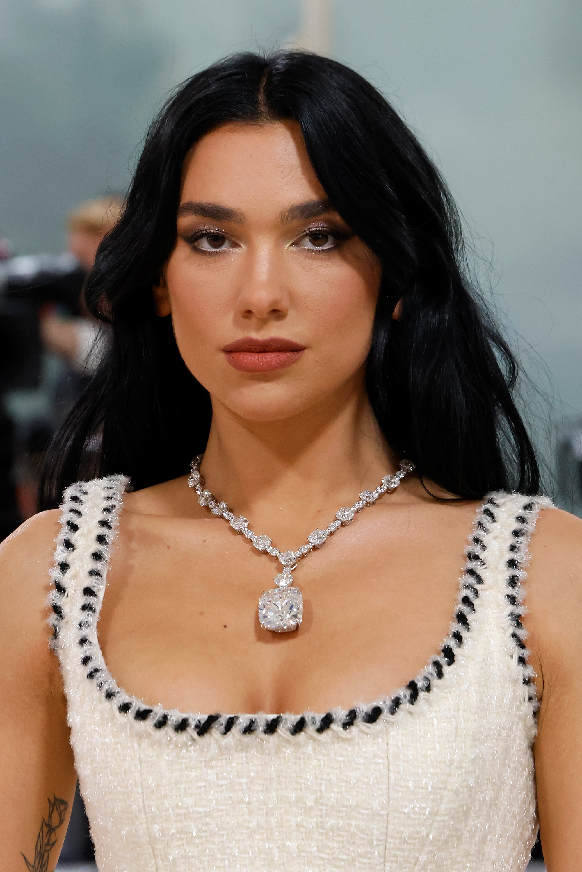 Dua Lipa en la Gala MET 2023 el 1 de mayo en Nueva York. | Fuente: Getty Images