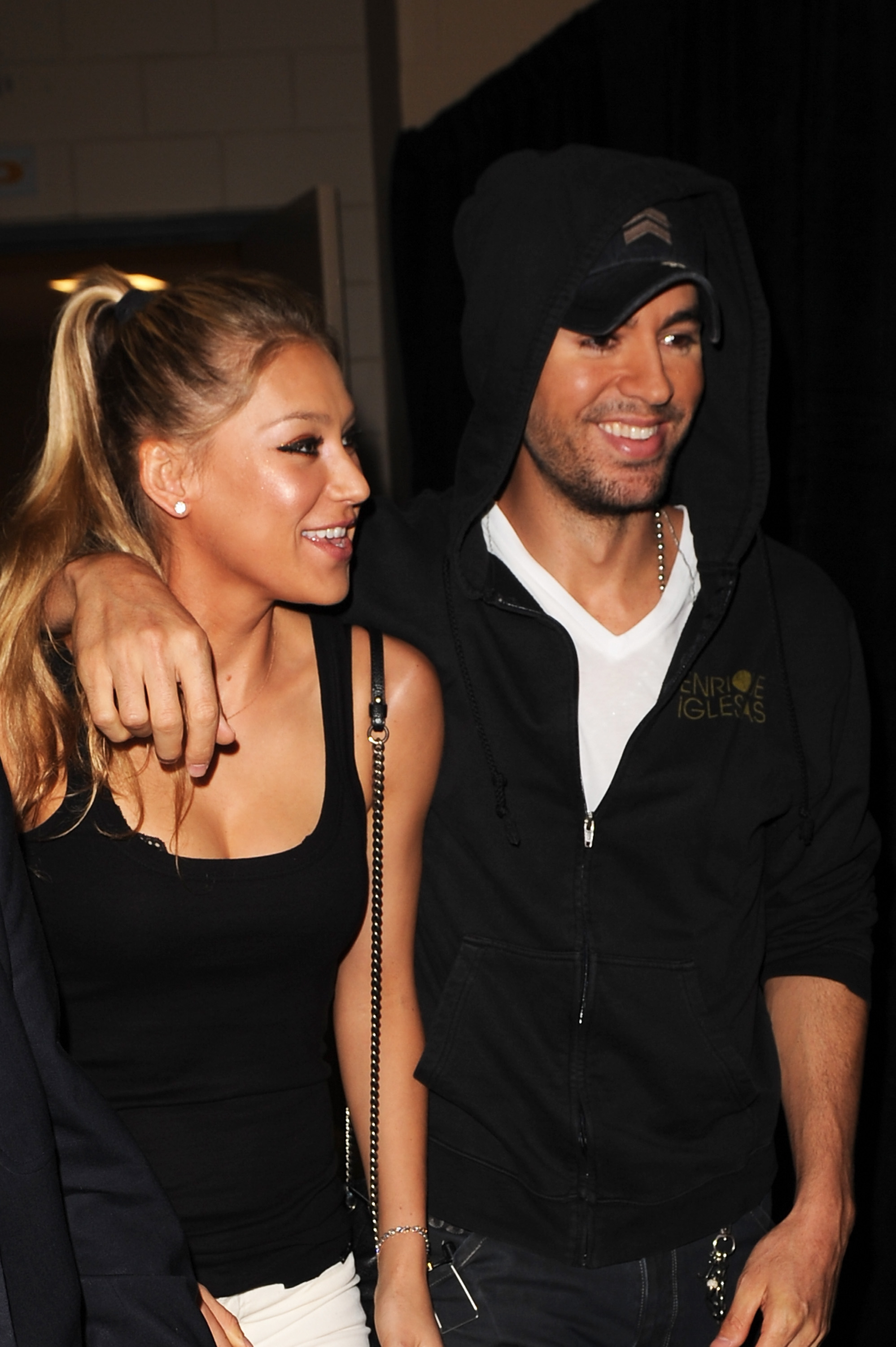 Anna Kournikova y Enrique Iglesias asisten al Jingle Ball 2012 de los Y100 en el BB&T Center el 8 de diciembre de 2012 en Miami. | Fuente: Getty Images