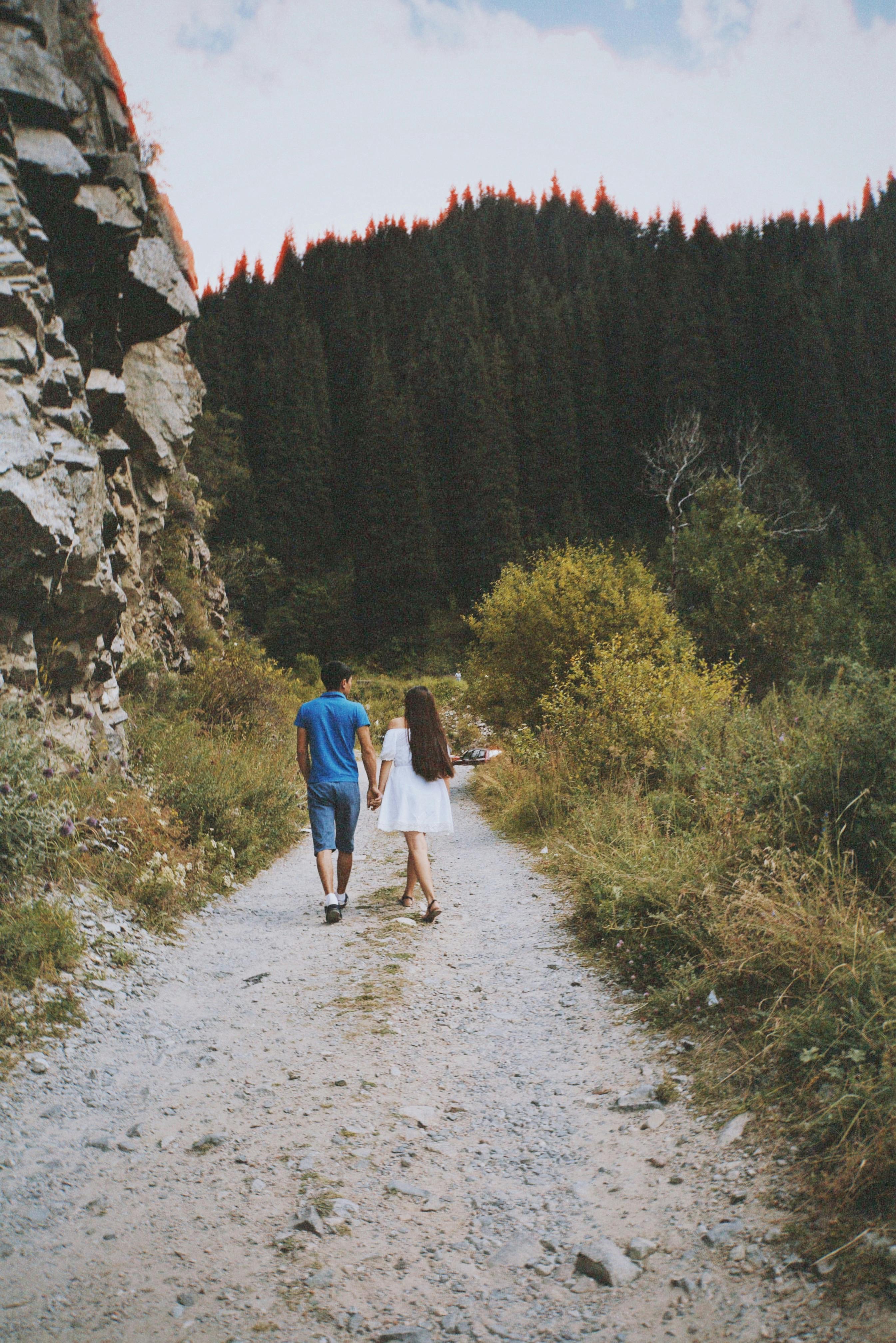 Una pareja caminando por un sendero | Fuente: Pexels