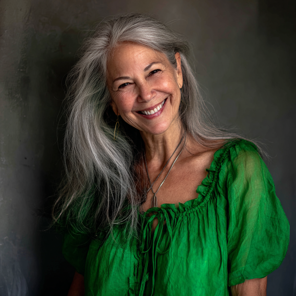 Una mujer sonriente con un vestido verde | Fuente: Midjourney