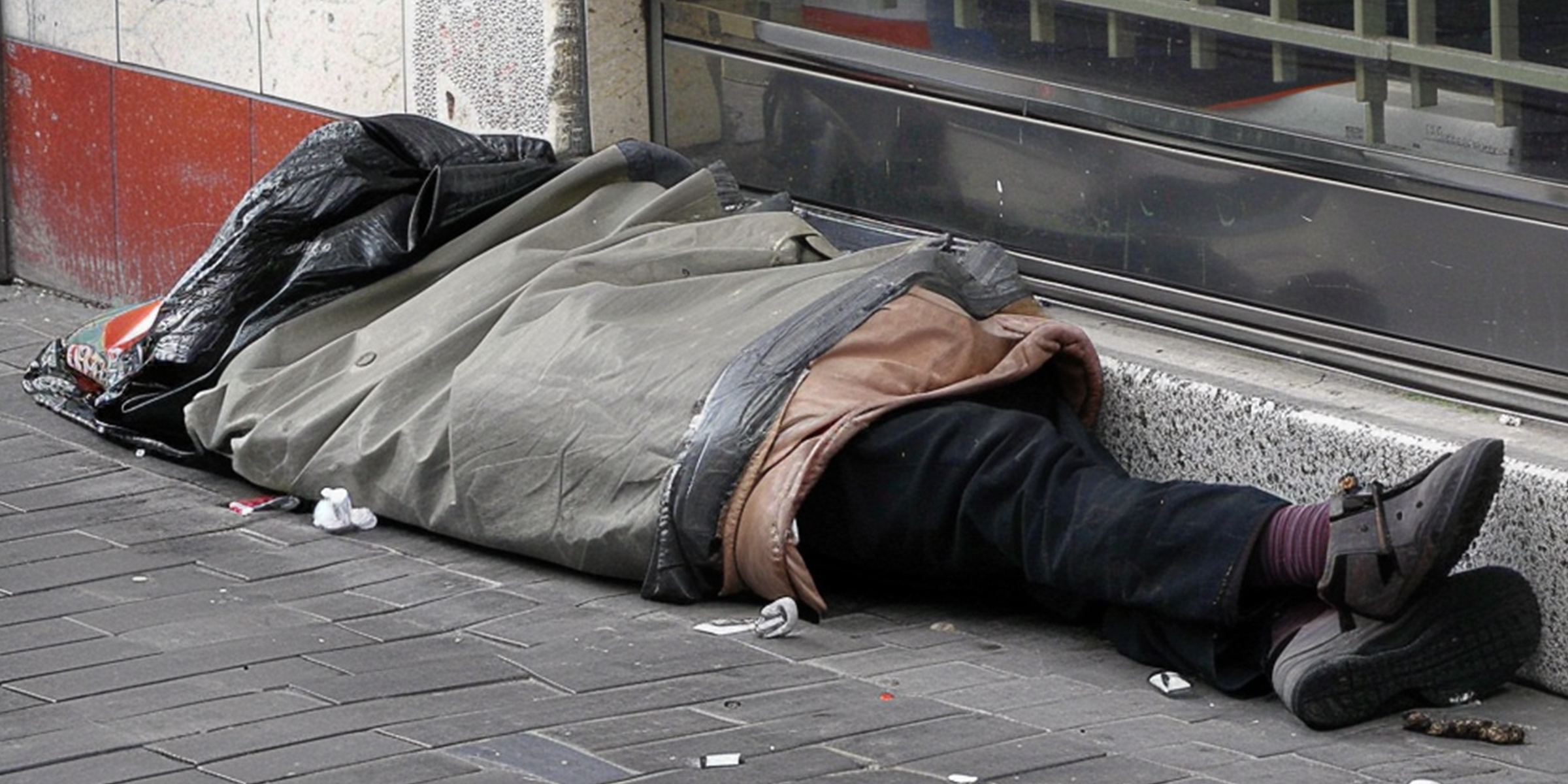 Un vagabundo durmiendo en la acera | Fuente: Amomama