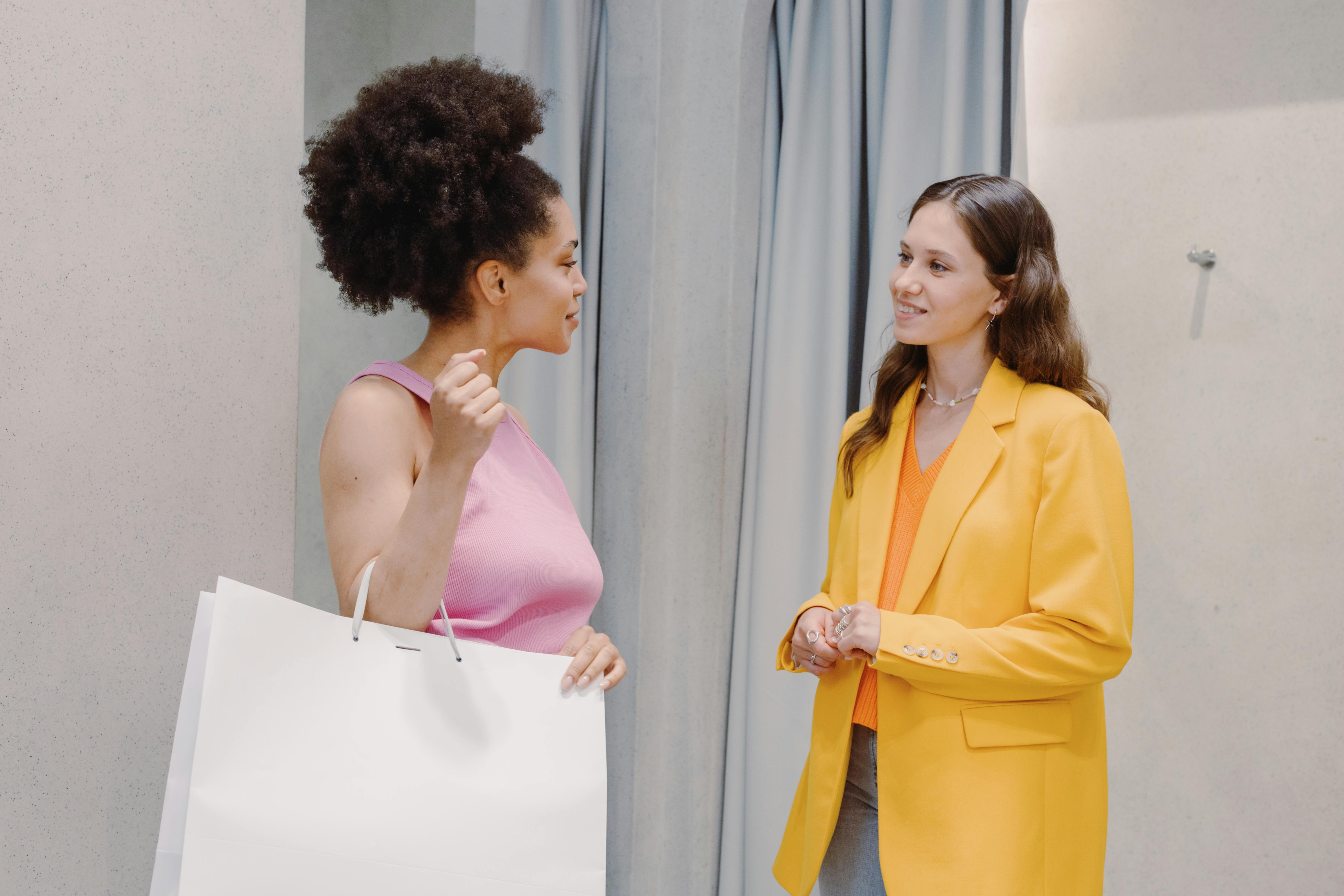 Dos mujeres hablando | Fuente: Pexels