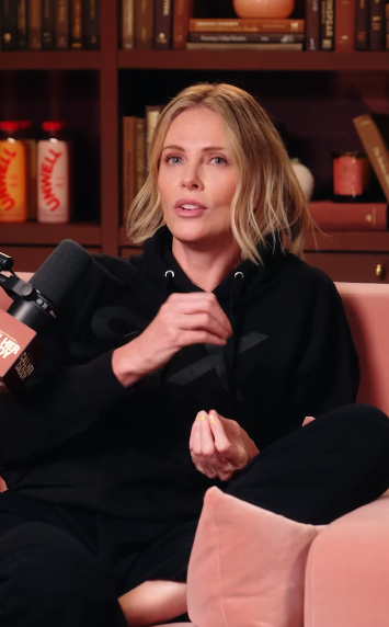 Charlize Theron en el adelanto del episodio del pódcast "Call Her Daddy", fechado el 1 de julio de 2025 | Fuente: Instagram/callherdaddy