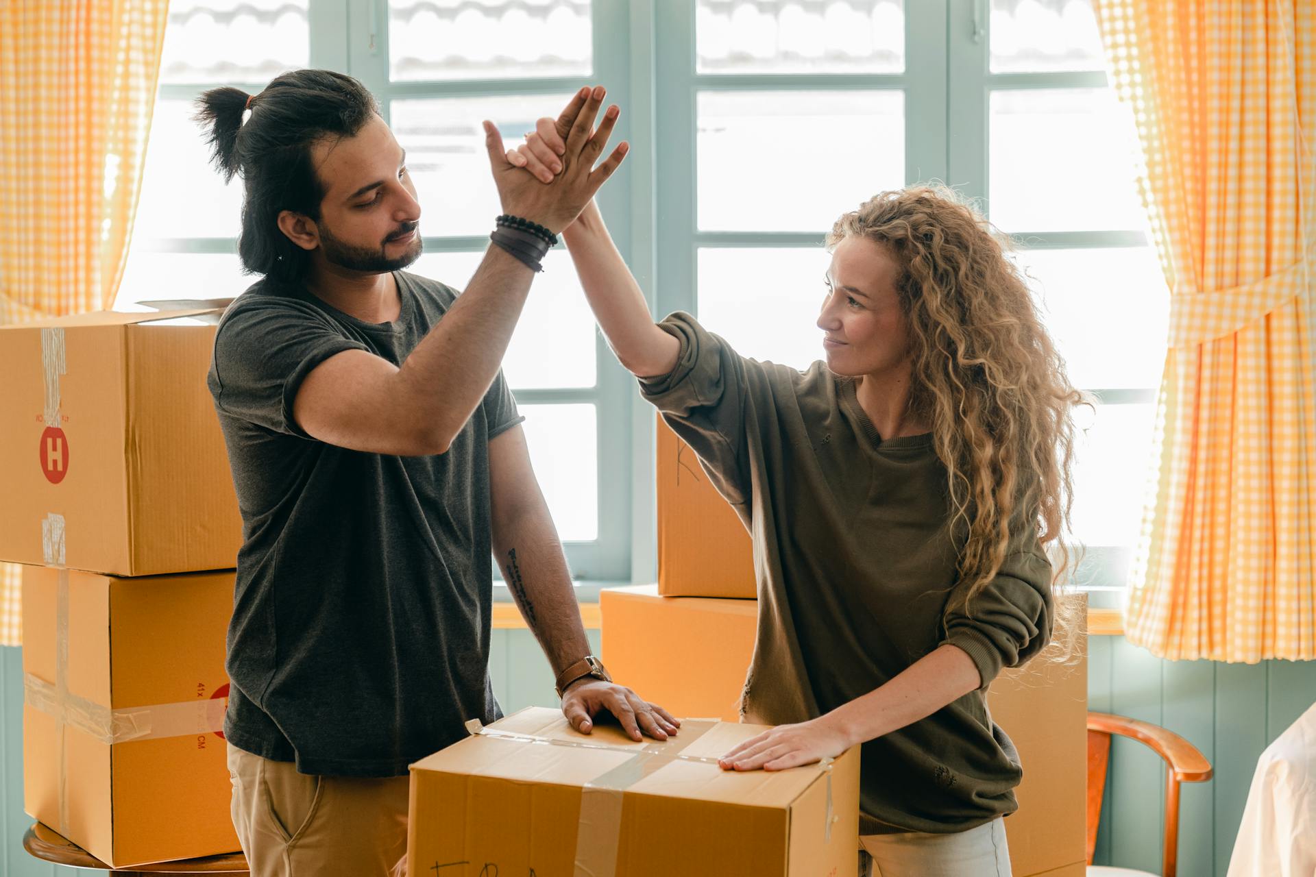 Una pareja recogiendo | Fuente: Pexels