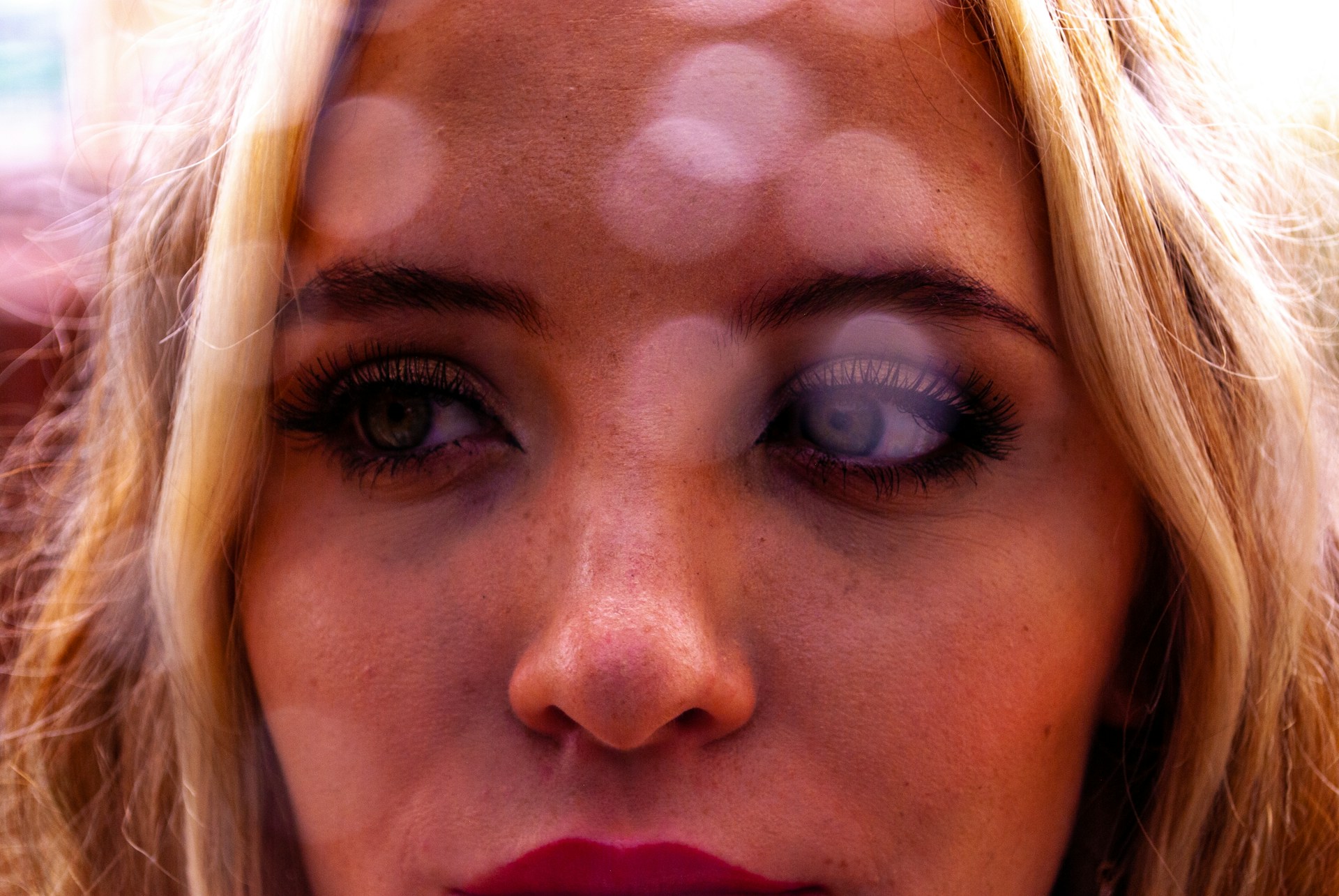 Una mujer preocupada | Fuente: Unsplash