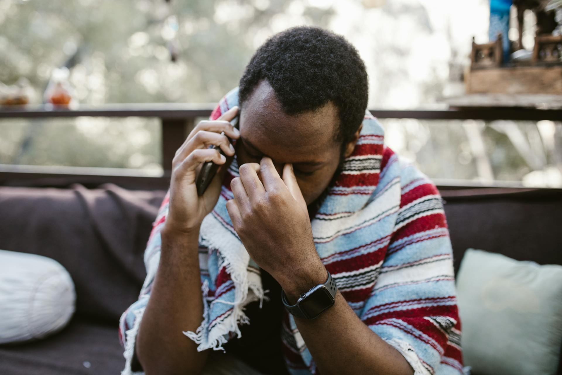Un hombre estresado atendiendo una llamada telefónica | Fuente: Pexels
