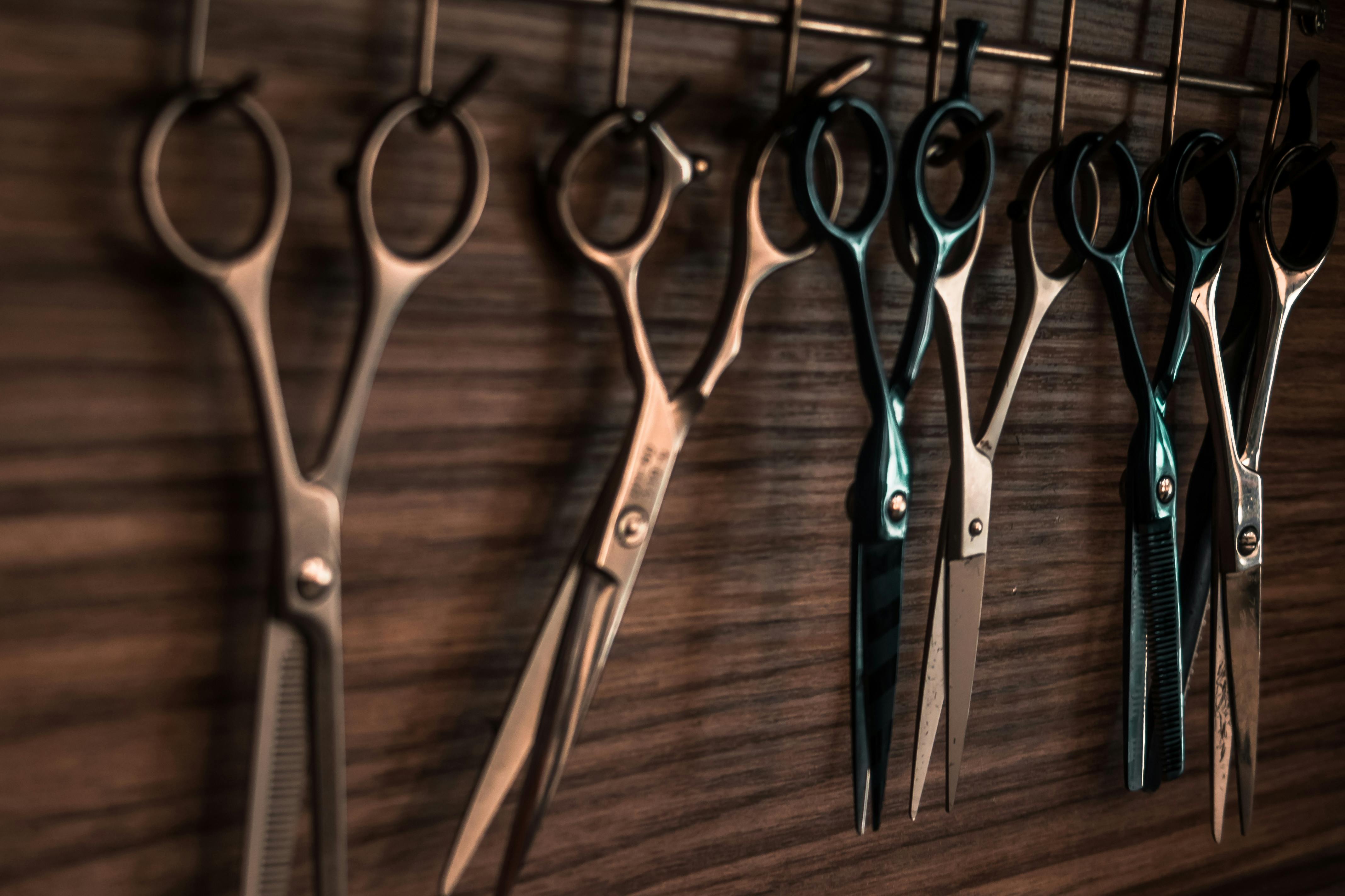 Tijeras colgando de un gancho | Fuente: Pexels