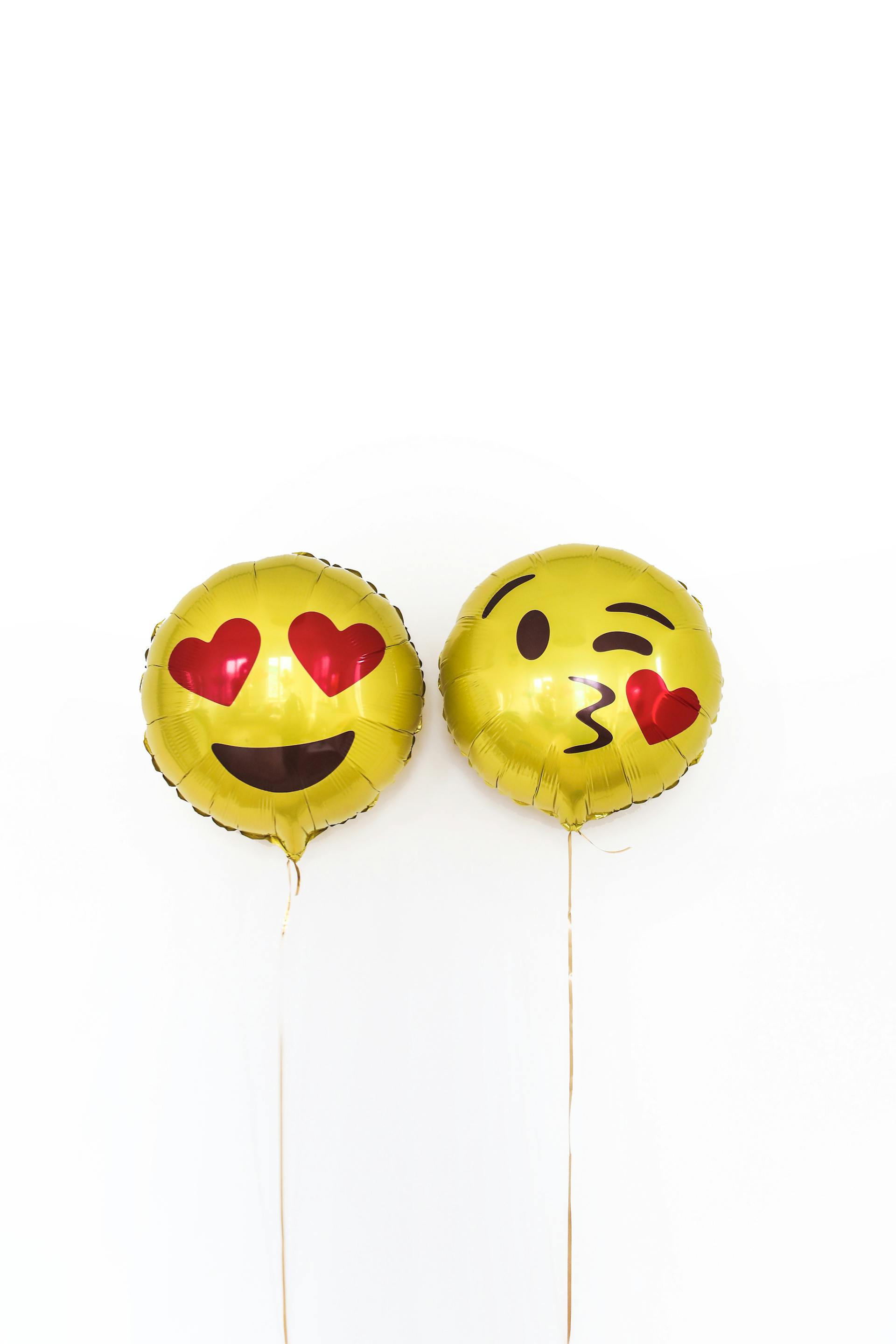 Dos globos amarillos con iconos emoji | Fuente: Pexels