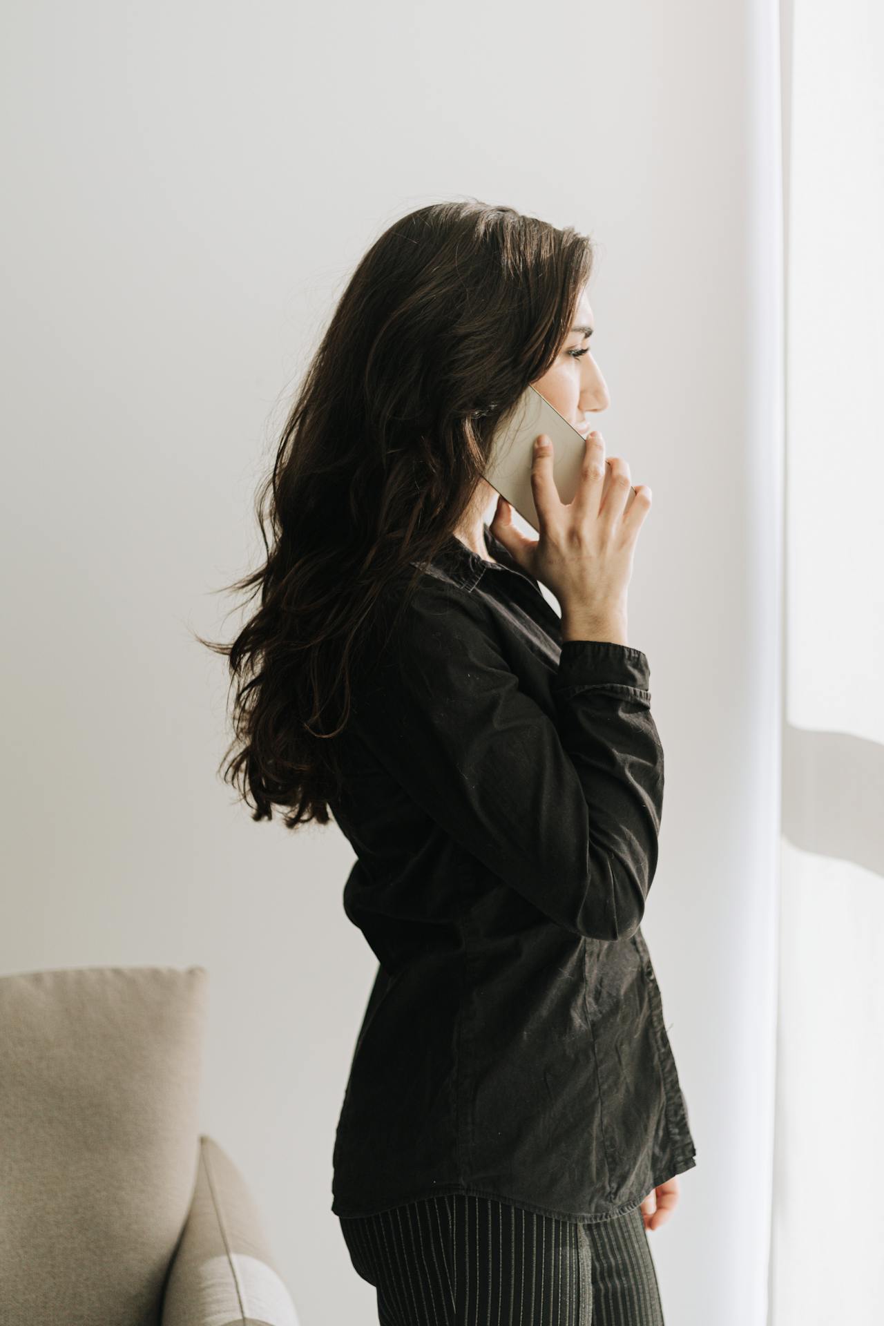 Una mujer hablando por teléfono | Fuente: Pexels