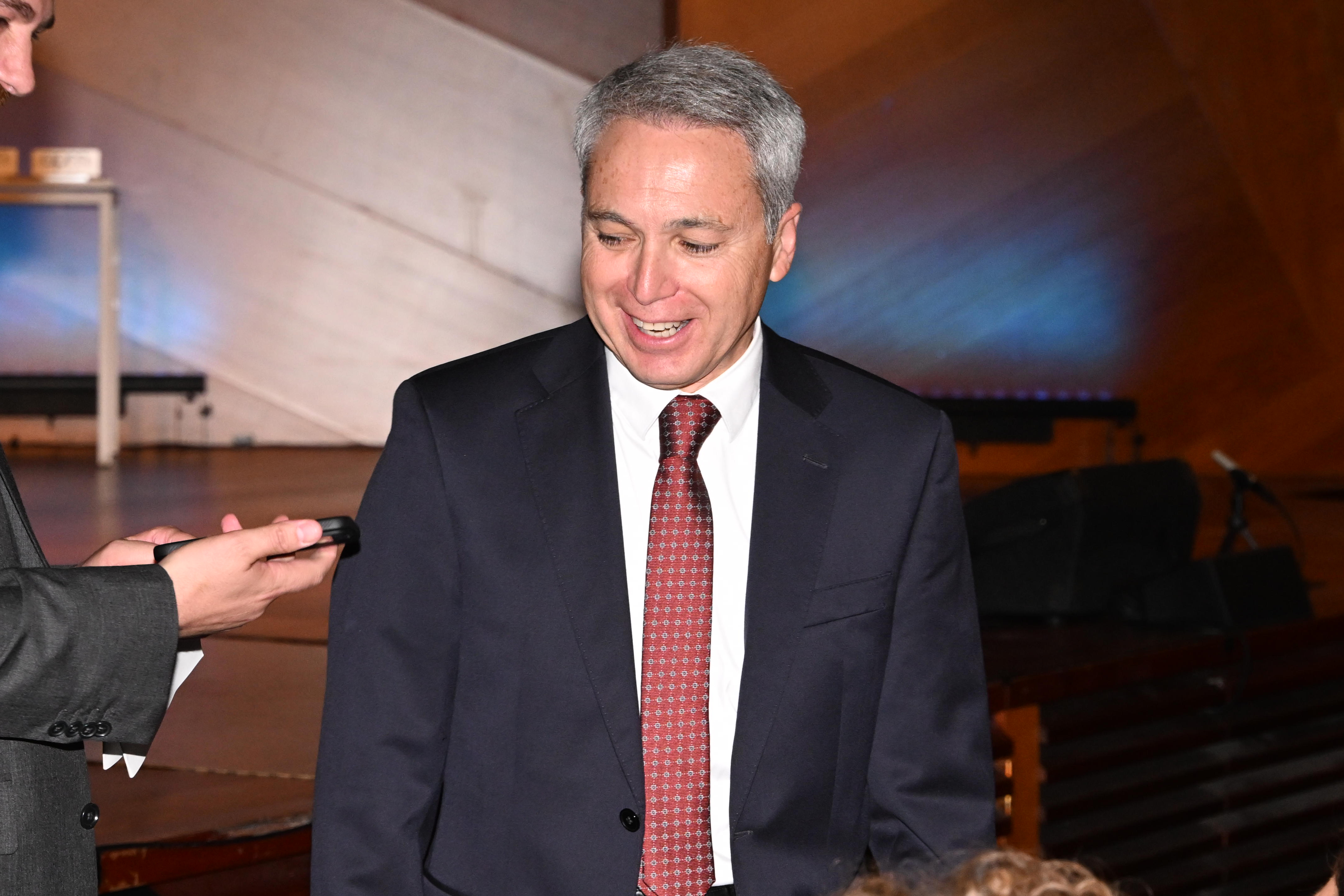 Vicente Vallés a su llegada a la ceremonia de entrega de los Premios de la Asociación de la Prensa de Madrid celebrada en el Auditorio Caja de Música Centro, el 20 de mayo de 2025, en Madrid, España. | Fuente: Getty Images