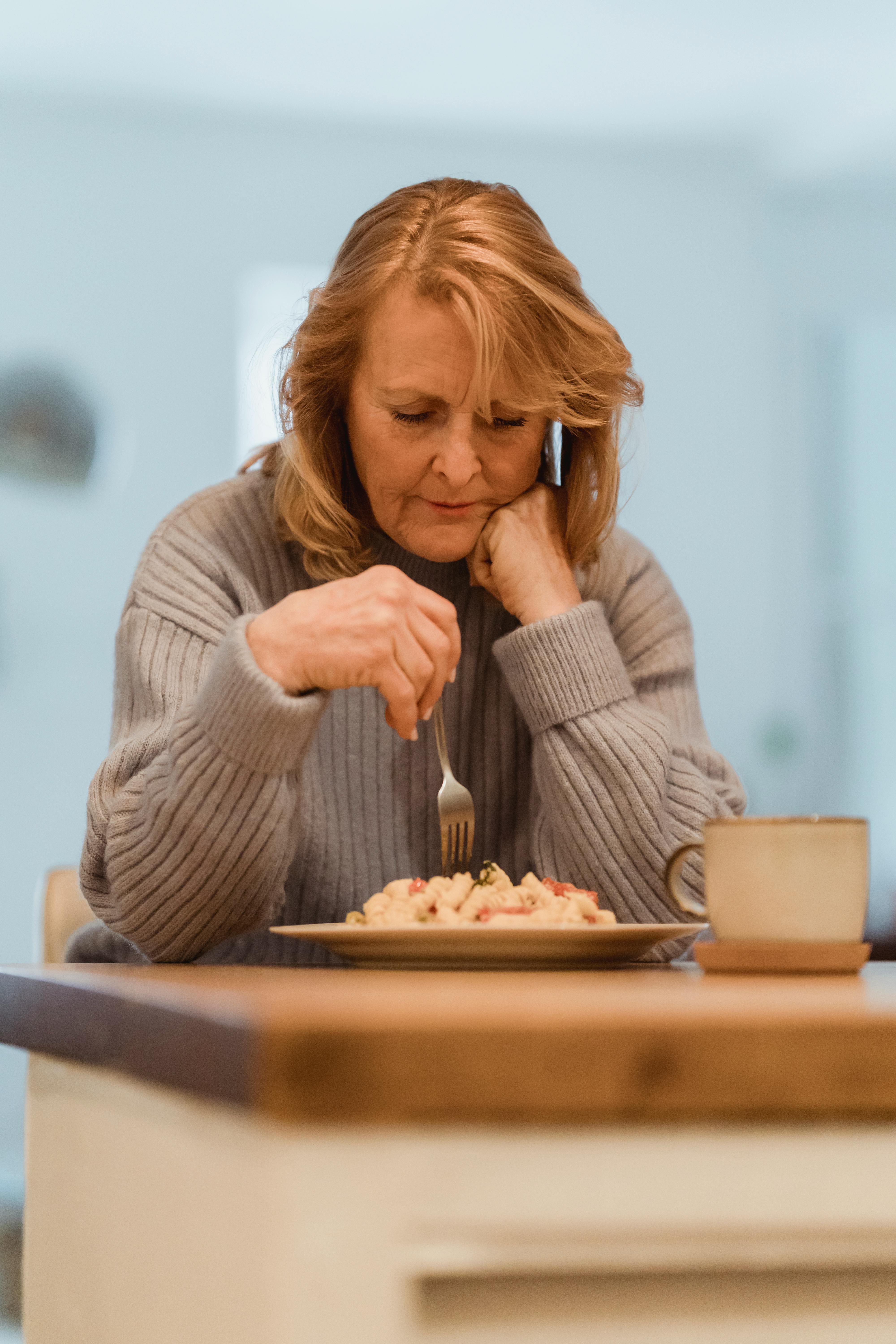 Una mujer molesta sentada en el comedor | Fuente: Pexels