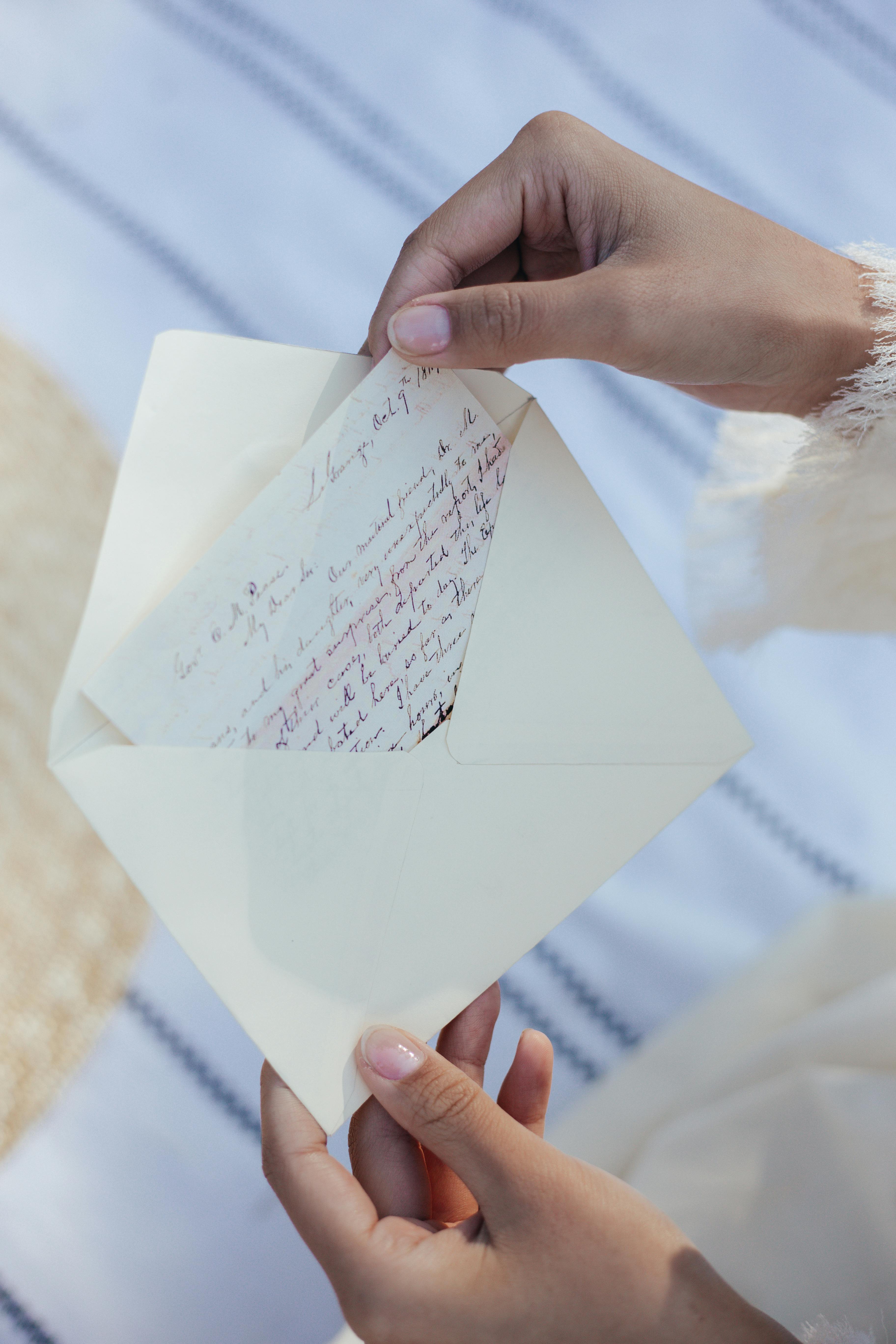 Una mujer con un sobre y una carta en la mano | Fuente: Pexels
