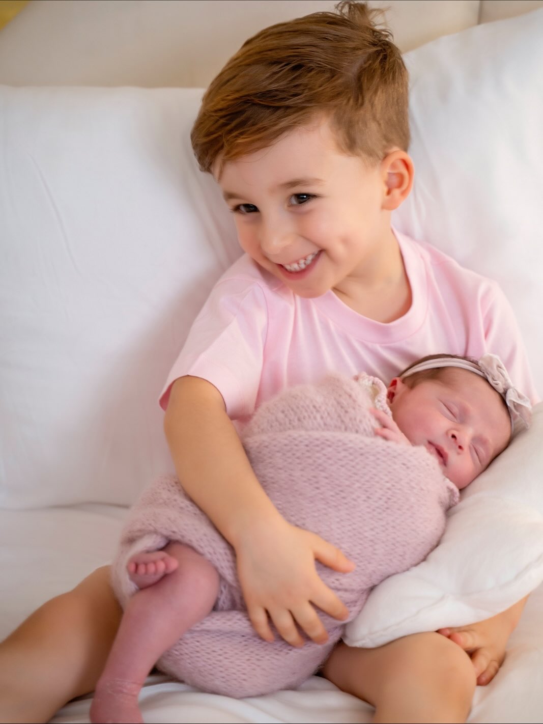 Dinis, hijo mayor de Diogo Jota y Rute Cardoso, sosteniendo a su hermana pequeña mientras duerme | Fuente: Instagram/rutecfcardoso14