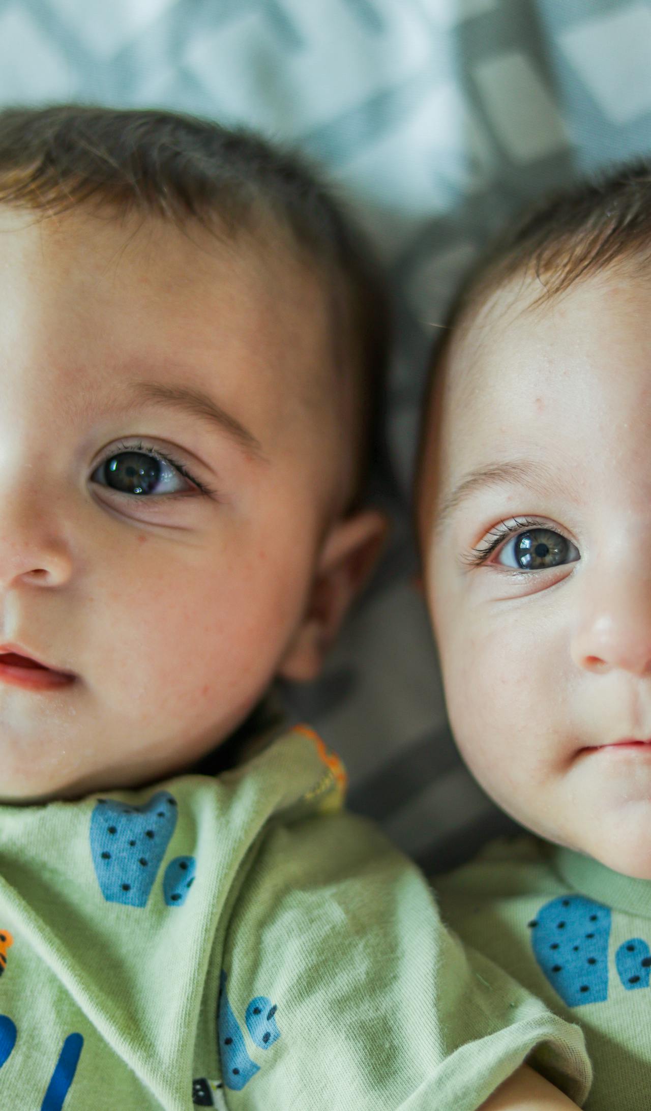 Primer plano de dos bebés | Fuente: Pexels