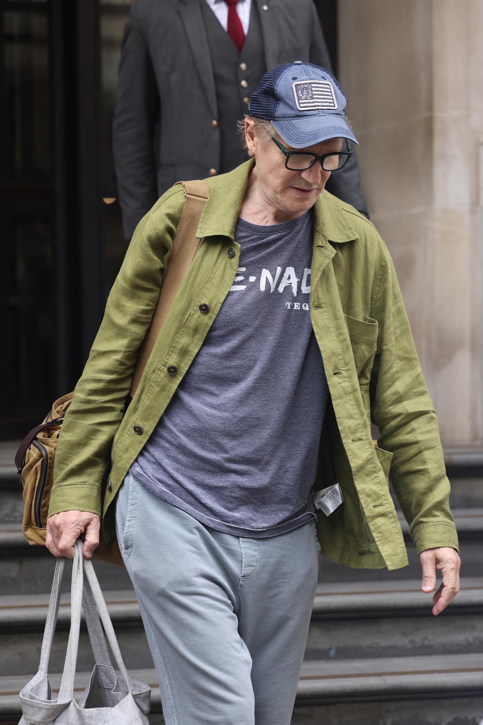 Liam Neeson sale del Hotel Corinthia en Londres, Inglaterra, el 23 de julio de 2025 | Fuente: Getty Images