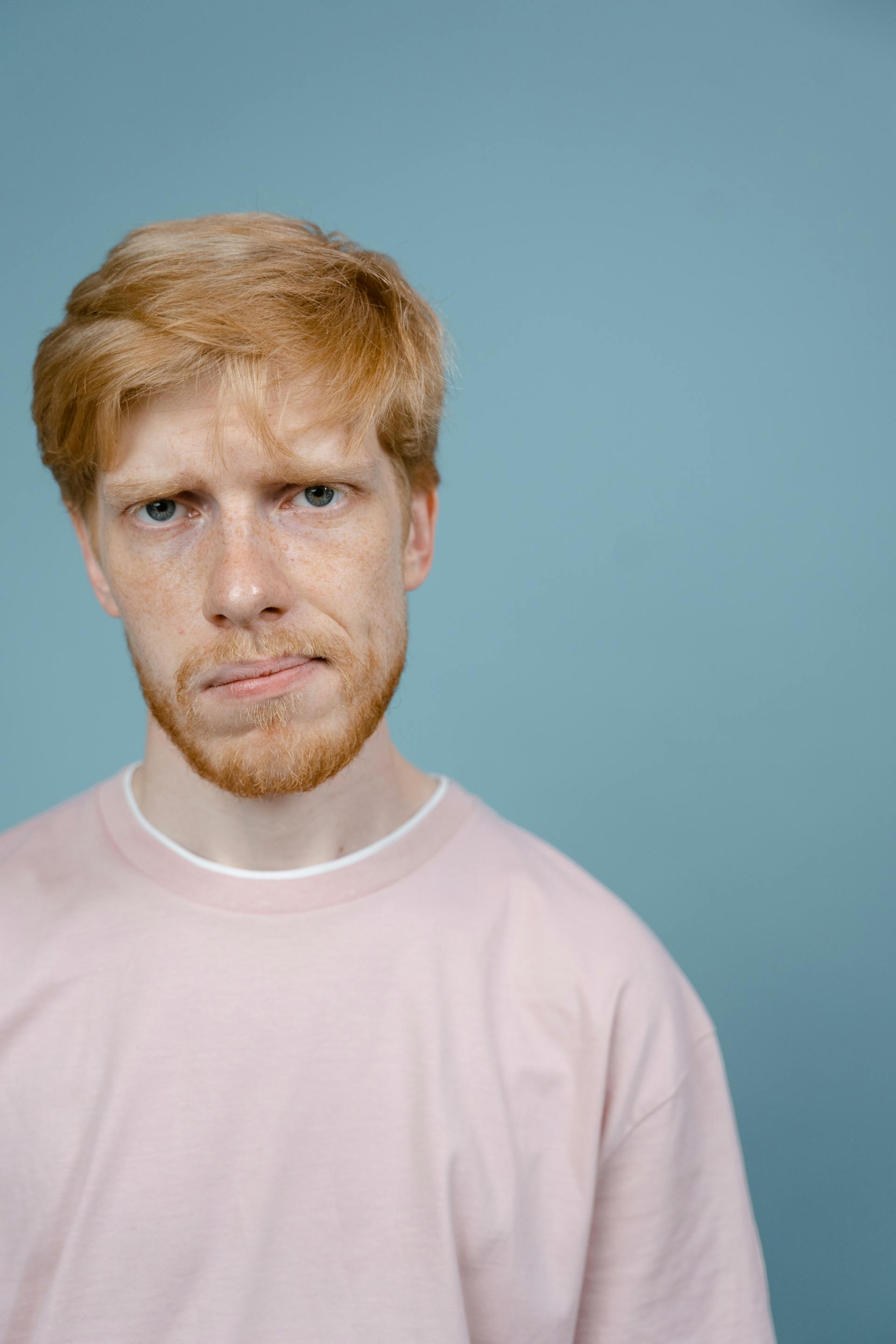 Un hombre con cara de infeliz | Fuente: Pexels