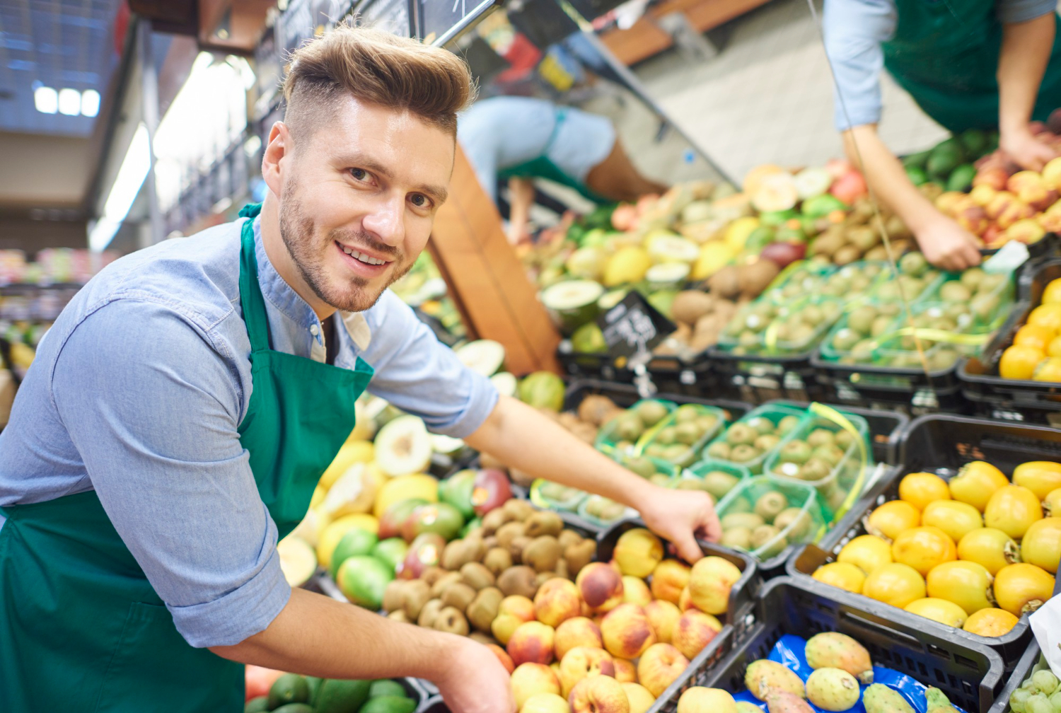 Un hombre reponiendo en una tienda de comestibles | Fuente: Freepik