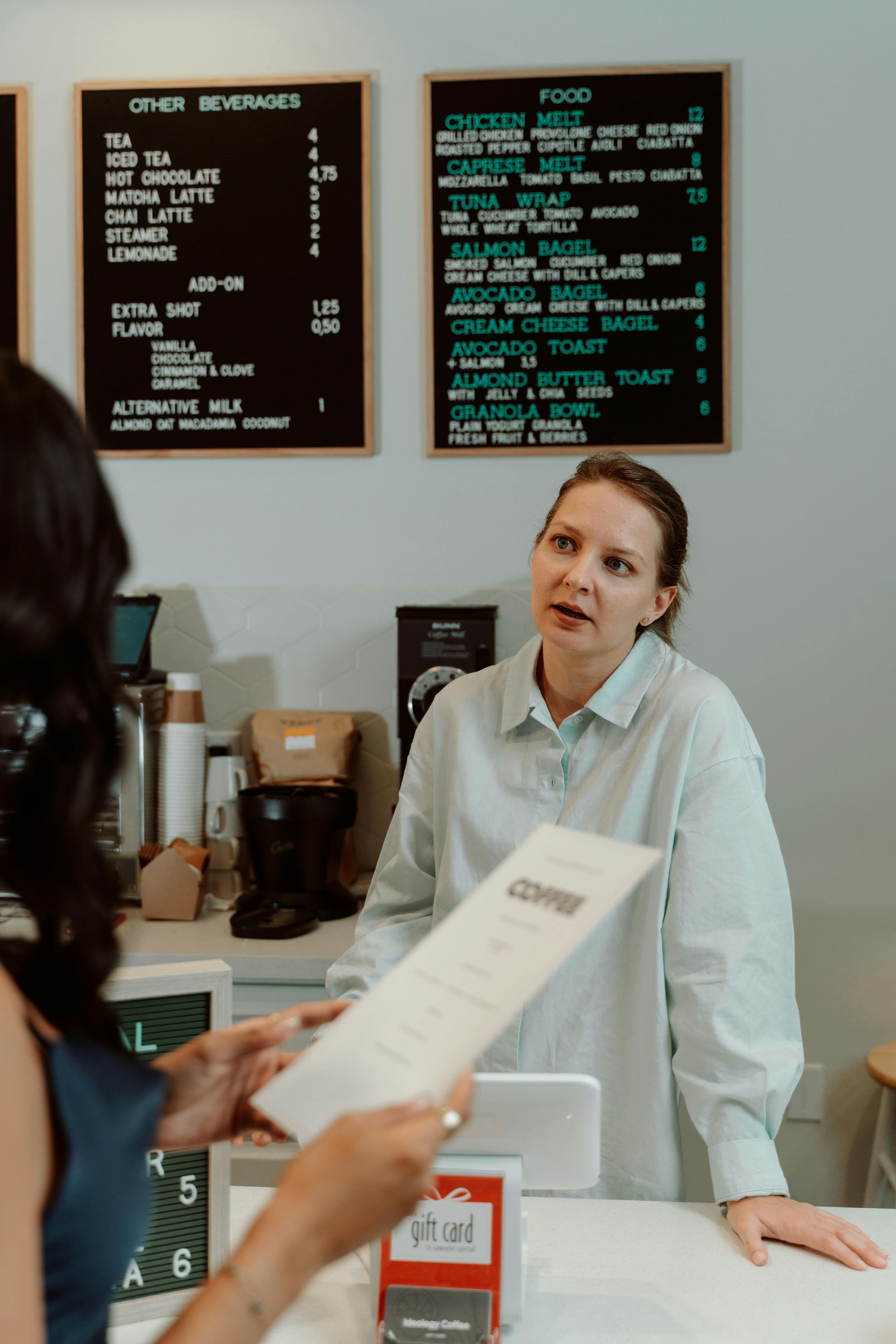 Una mujer atendiendo a un cliente | Fuente: Pexels