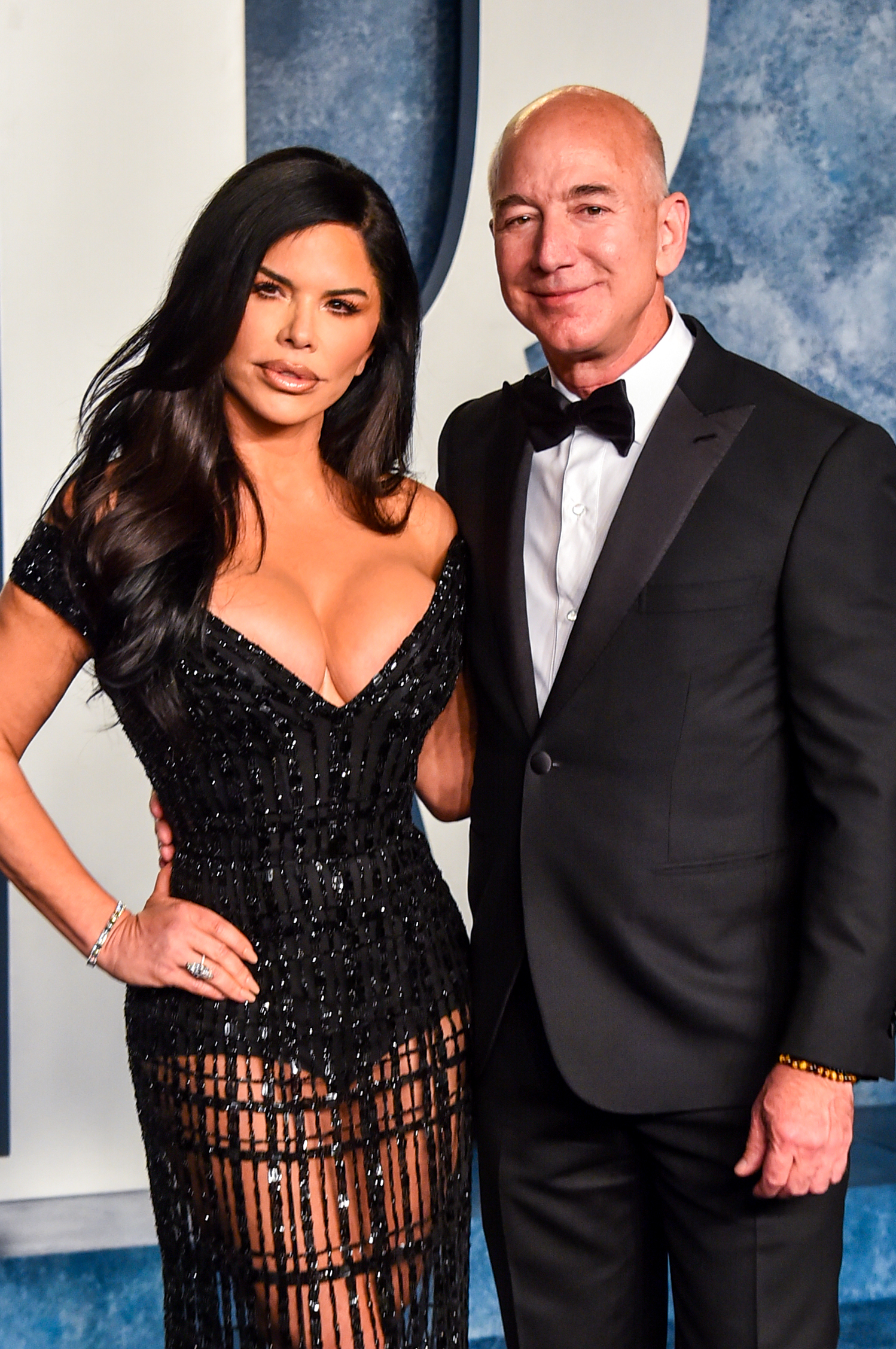 Lauren Sánchez y Jeff Bezos en la fiesta de los Oscar de Vanity Fair el 12 de marzo de 2023, en Beverly Hills, California. | Fuente: Getty Images.