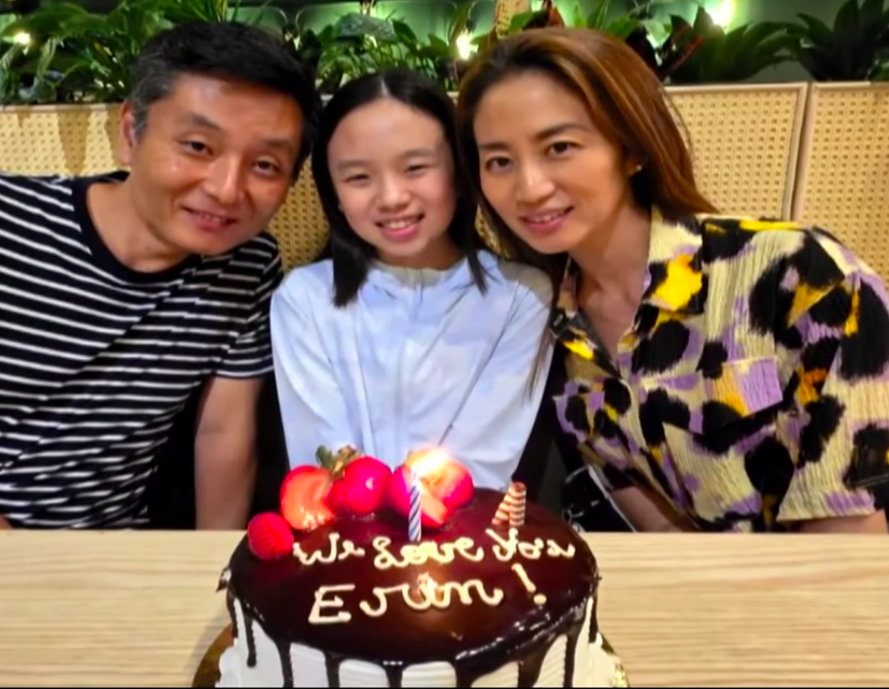 Erin, la niña chilena de 13 años fallecida en el accidente náutico, junto a sus padres. | Foto: YouTube.com/@WPLGLocal10