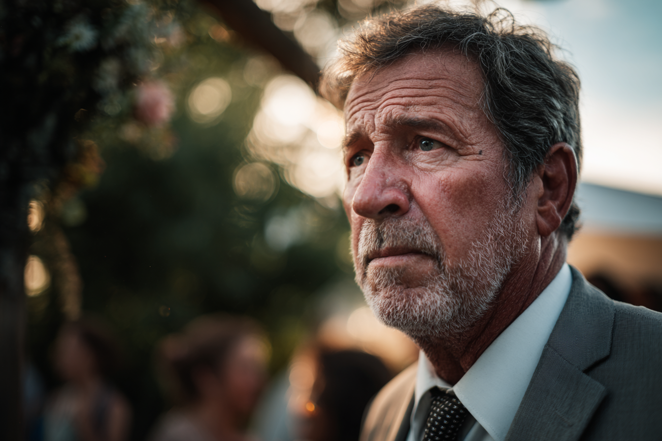 Un primer plano de un hombre mayor | Fuente: Midjourney