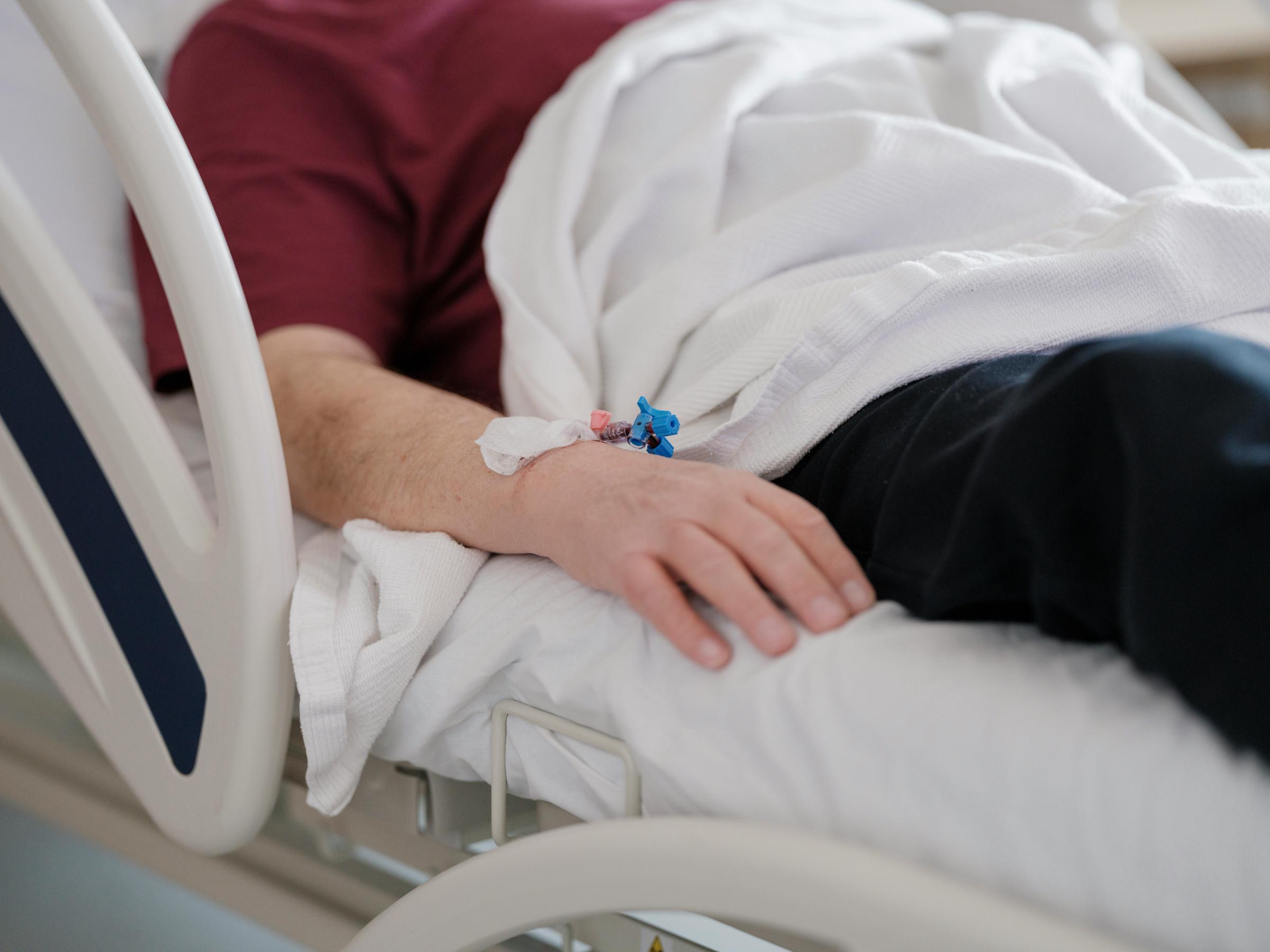 Un hombre tumbado en la cama de un hospital | Fuente: Unsplash