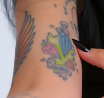 Los diamantes que la representan junto con su hermana y su madreUn tatuaje sobre la autoestima | Fuente: Youtube/GQMexicoyLatinoamerica