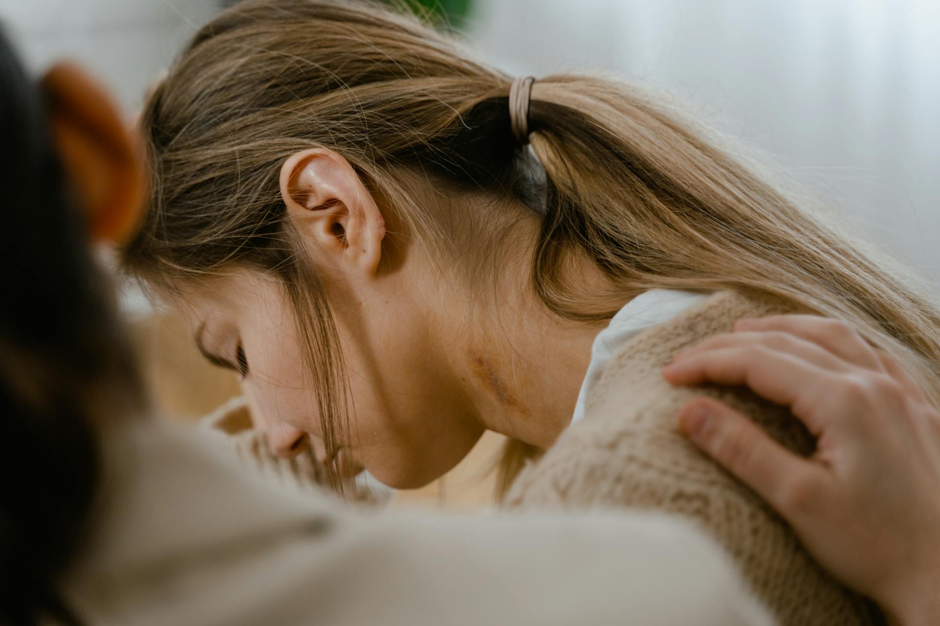 Una mujer consuela a otra | Fuente: Pexels