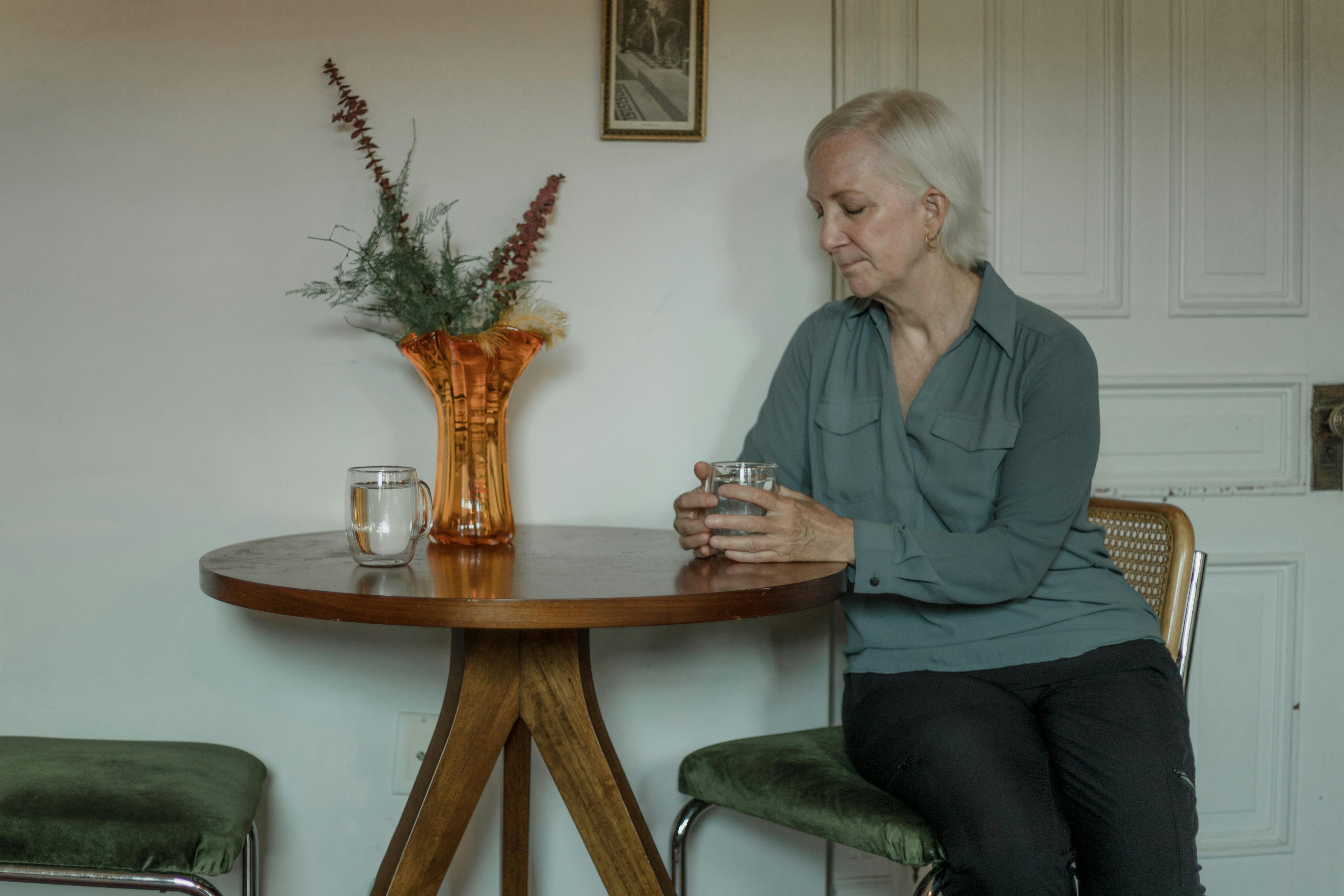 Una anciana sentada a la mesa | Fuente: Pexels