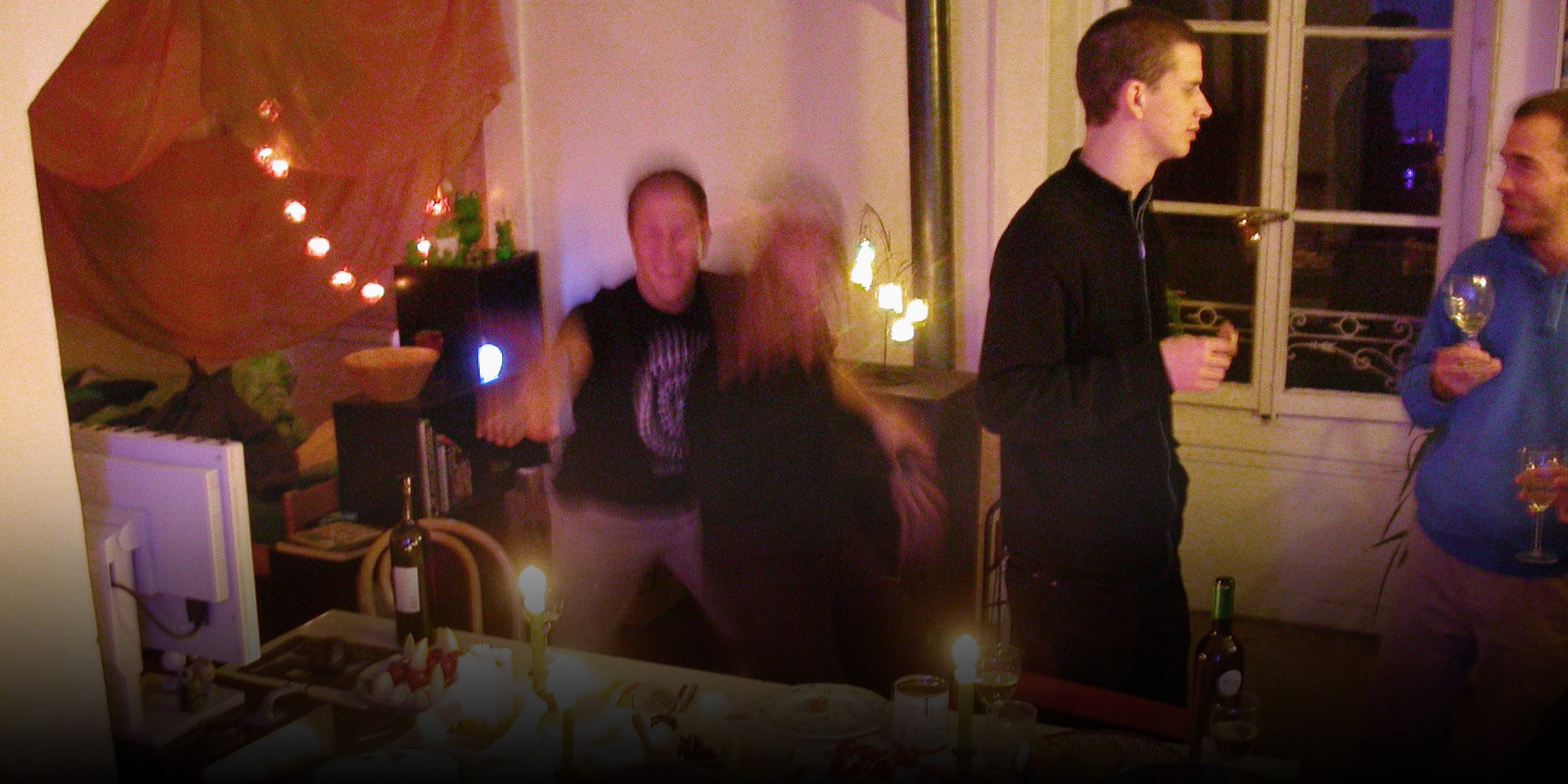 Gente en una fiesta en casa | Fuente: Flickr