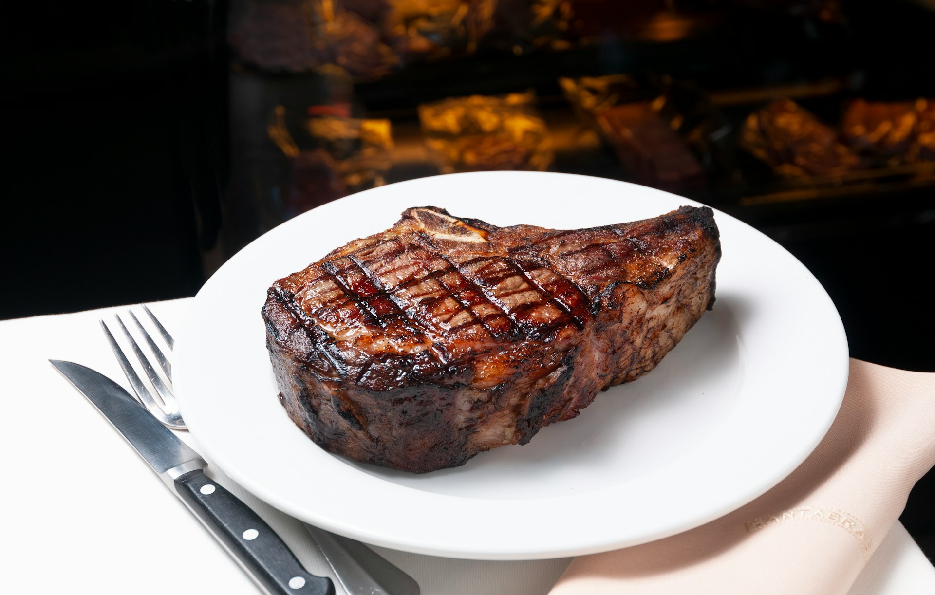 Filete asado en un plato | Fuente: Unsplash
