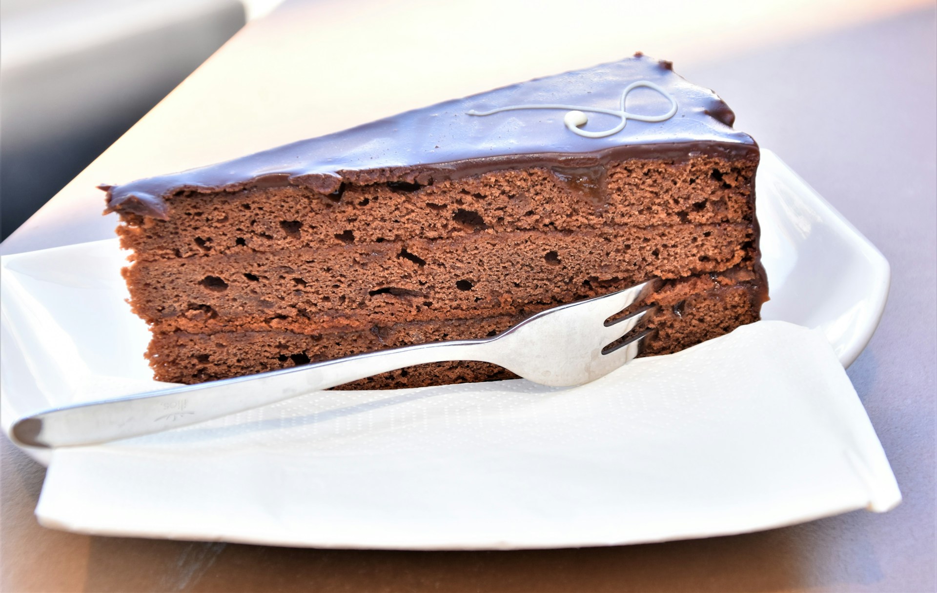 Un trozo de pastel de chocolate en un plato | Fuente: Unsplash