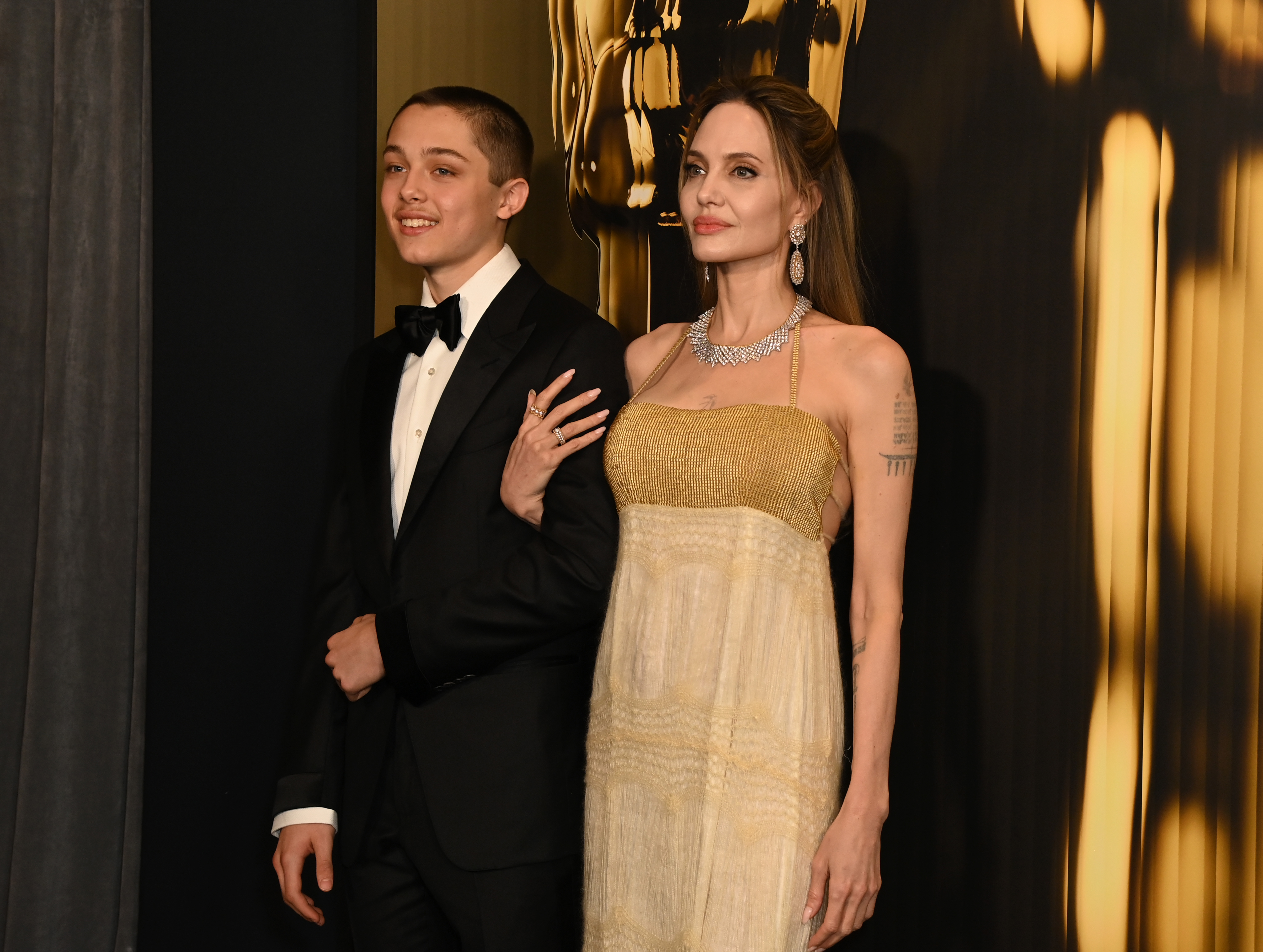 Knox Jolie-Pitt y Angelina Jolie en los Premios de los Gobernadores 2024, en Hollywood, California, el 17 de noviembre de 2024 | Getty Images