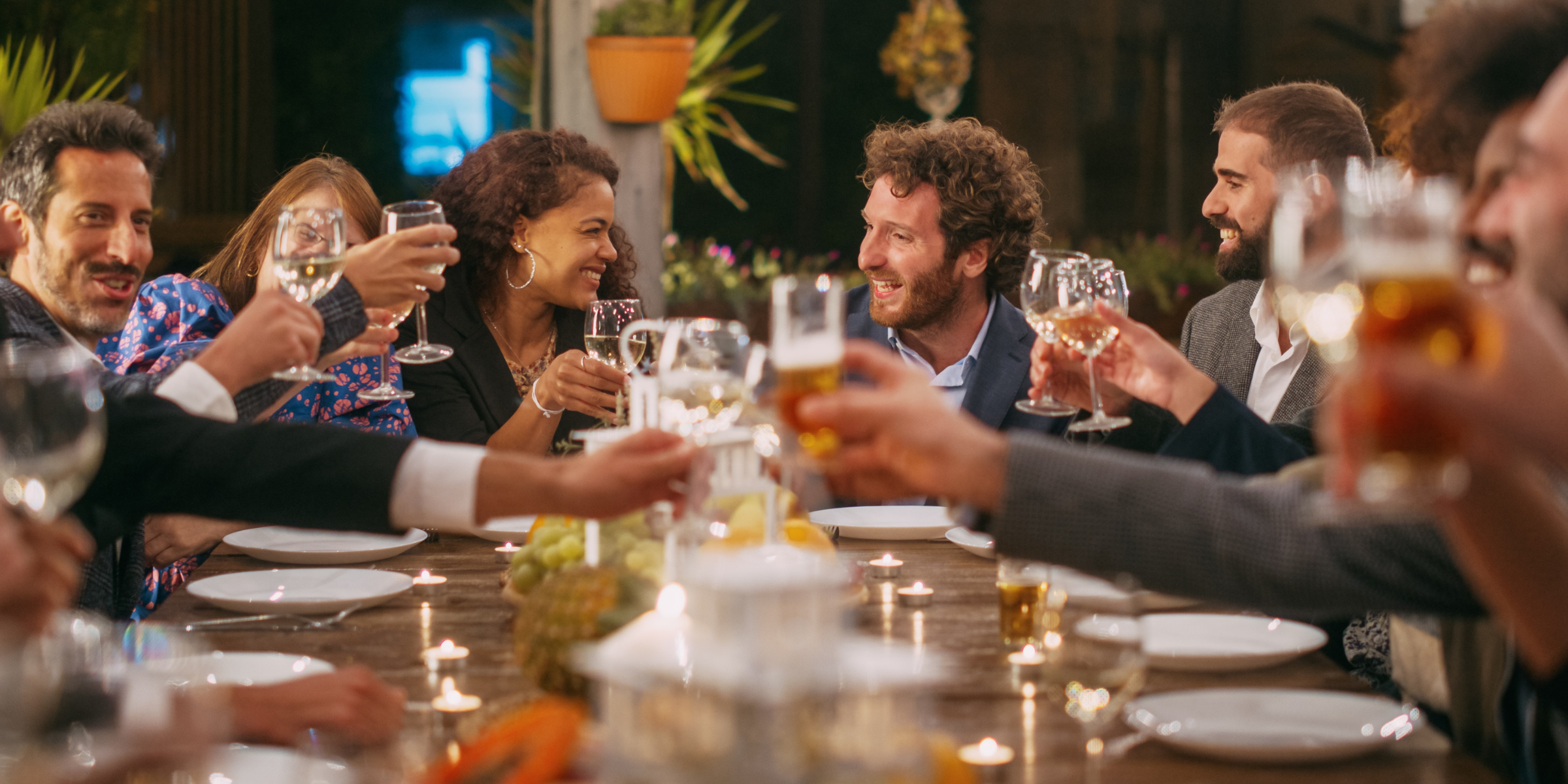 Una cena con amigos | Fuente: Shutterstock