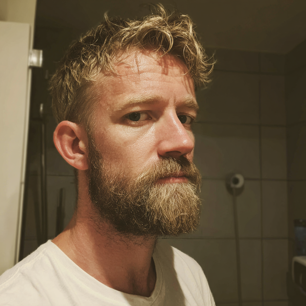 Un hombre de pie en un cuarto de baño | Fuente: Midjourney