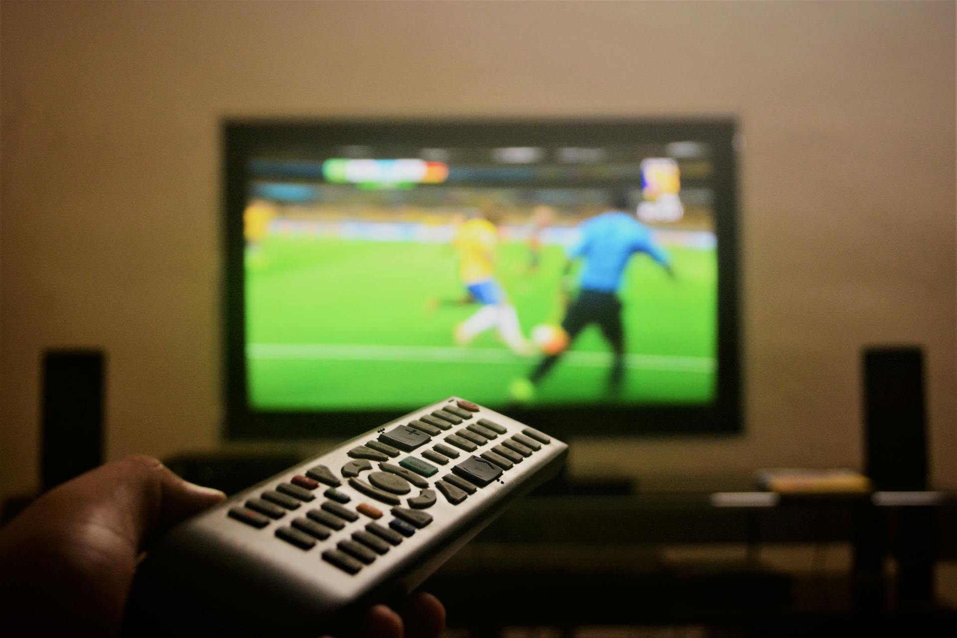 Un hombre viendo la tele | Fuente: Pexels