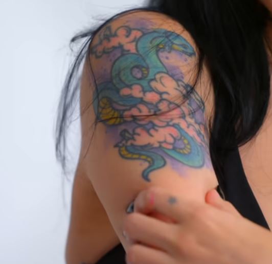 Cazzu muestra el tatuaje que tuvo un sueño como inspiración | Fuente: Youtube/GQMexicoyLatinoamerica
